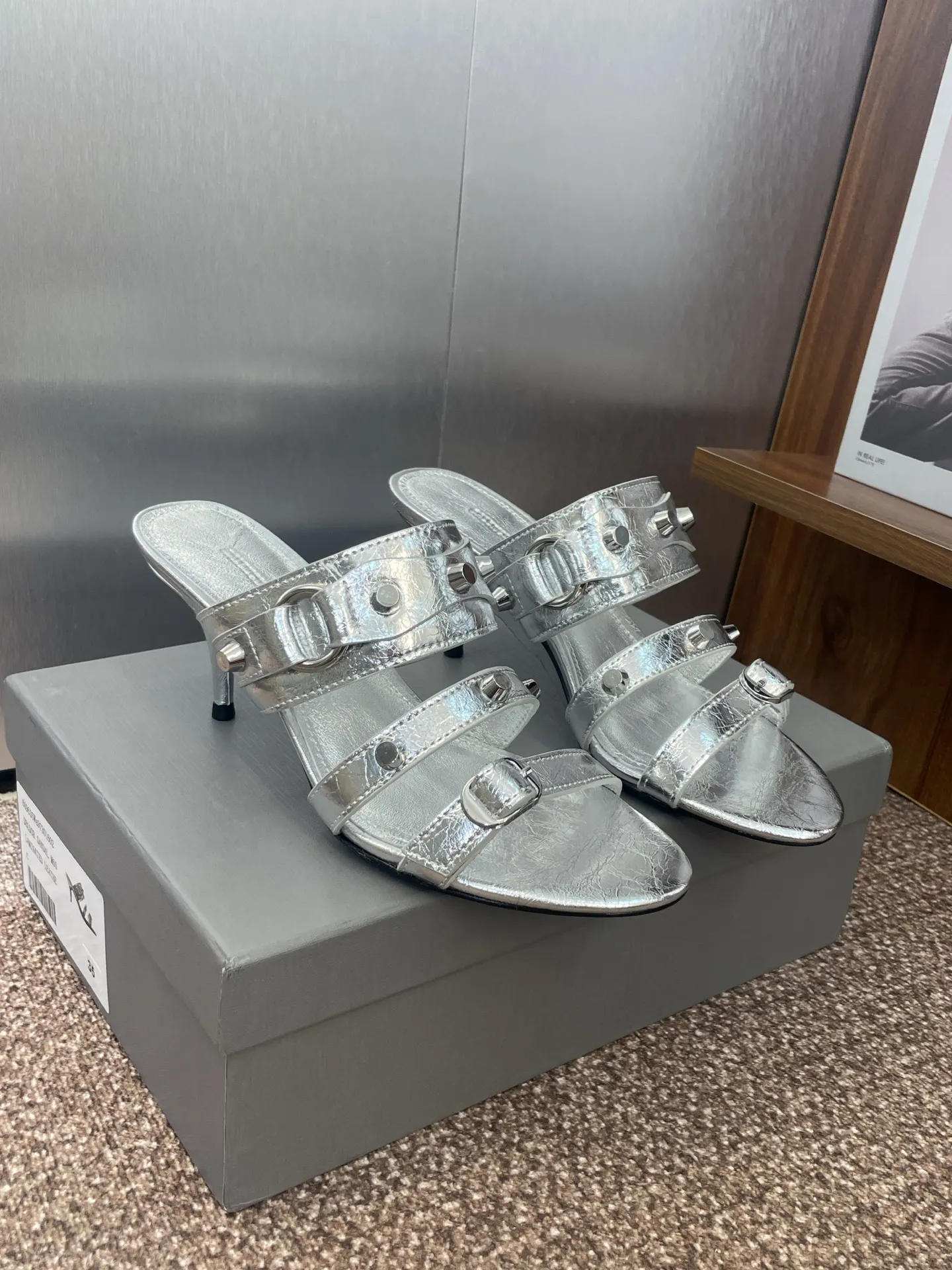 Balenciaga ゼリー色6CMミッドヒールサンダル - 画像 (3)