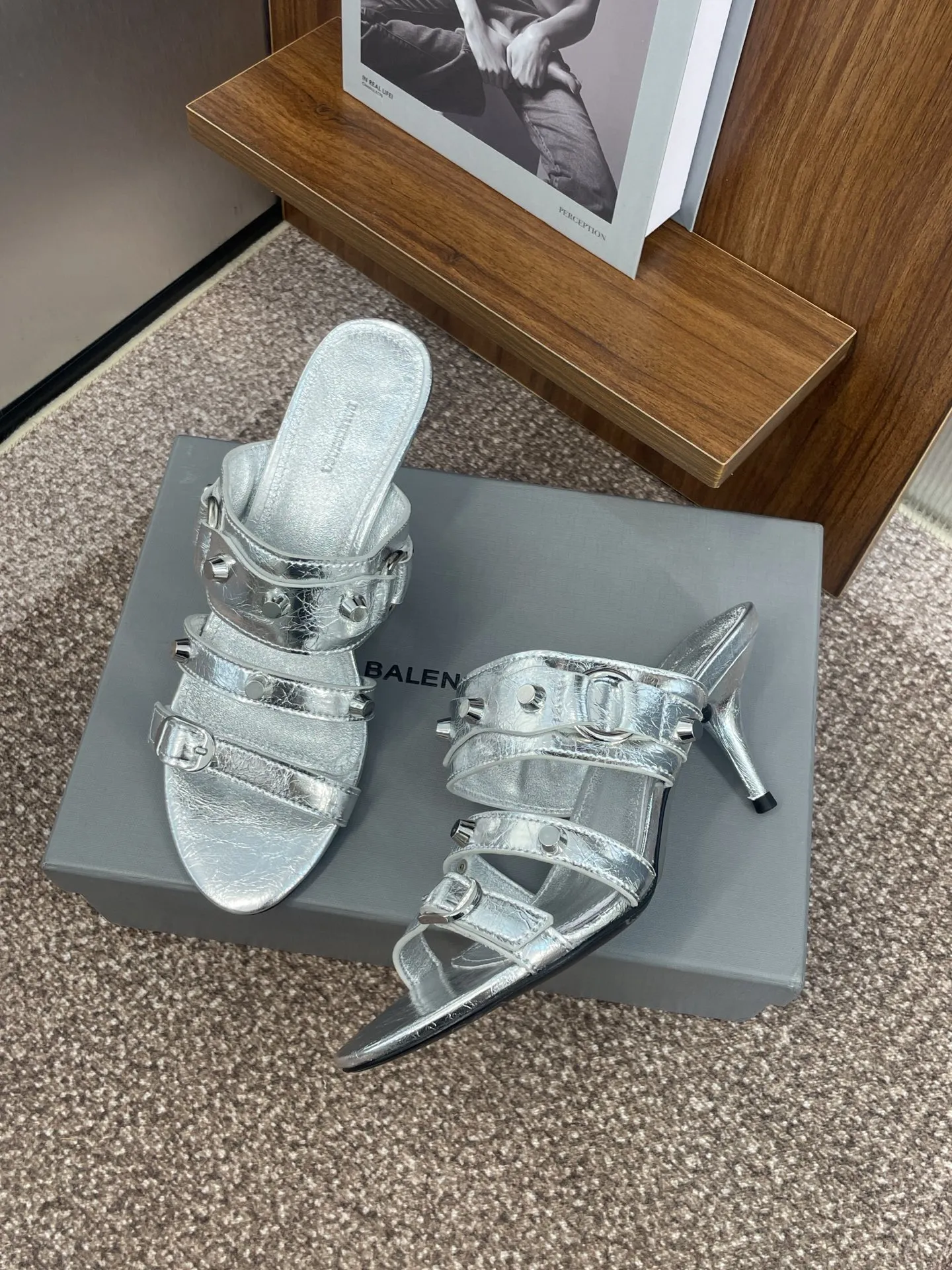 Balenciaga ゼリー色6CMミッドヒールサンダル - 画像 (5)