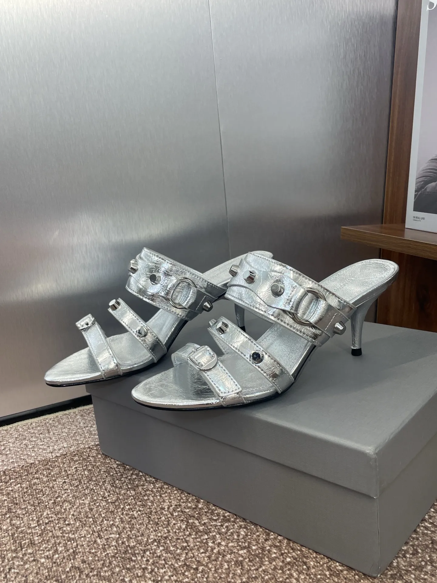 Balenciaga ゼリー色6CMミッドヒールサンダル - 画像 (6)