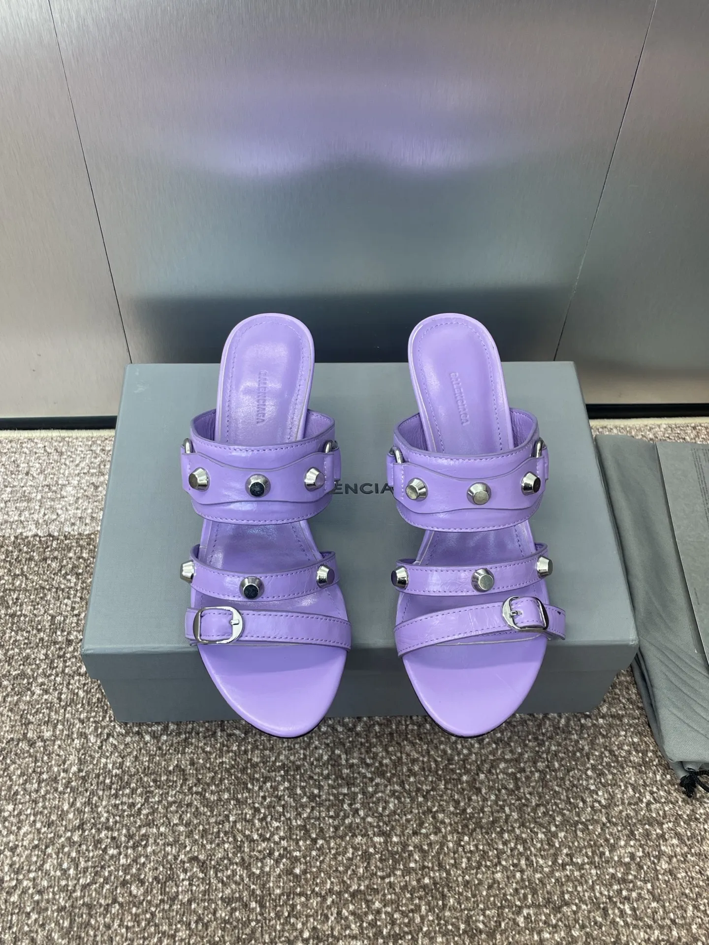 Balenciaga パープルリベットデザインサンダル