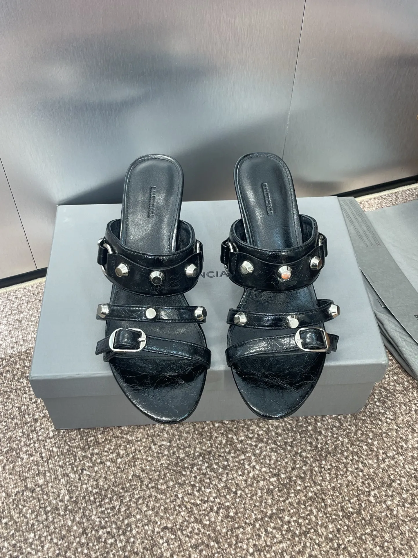 Balenciaga 黒 四角い頭リベットデザインサンダル