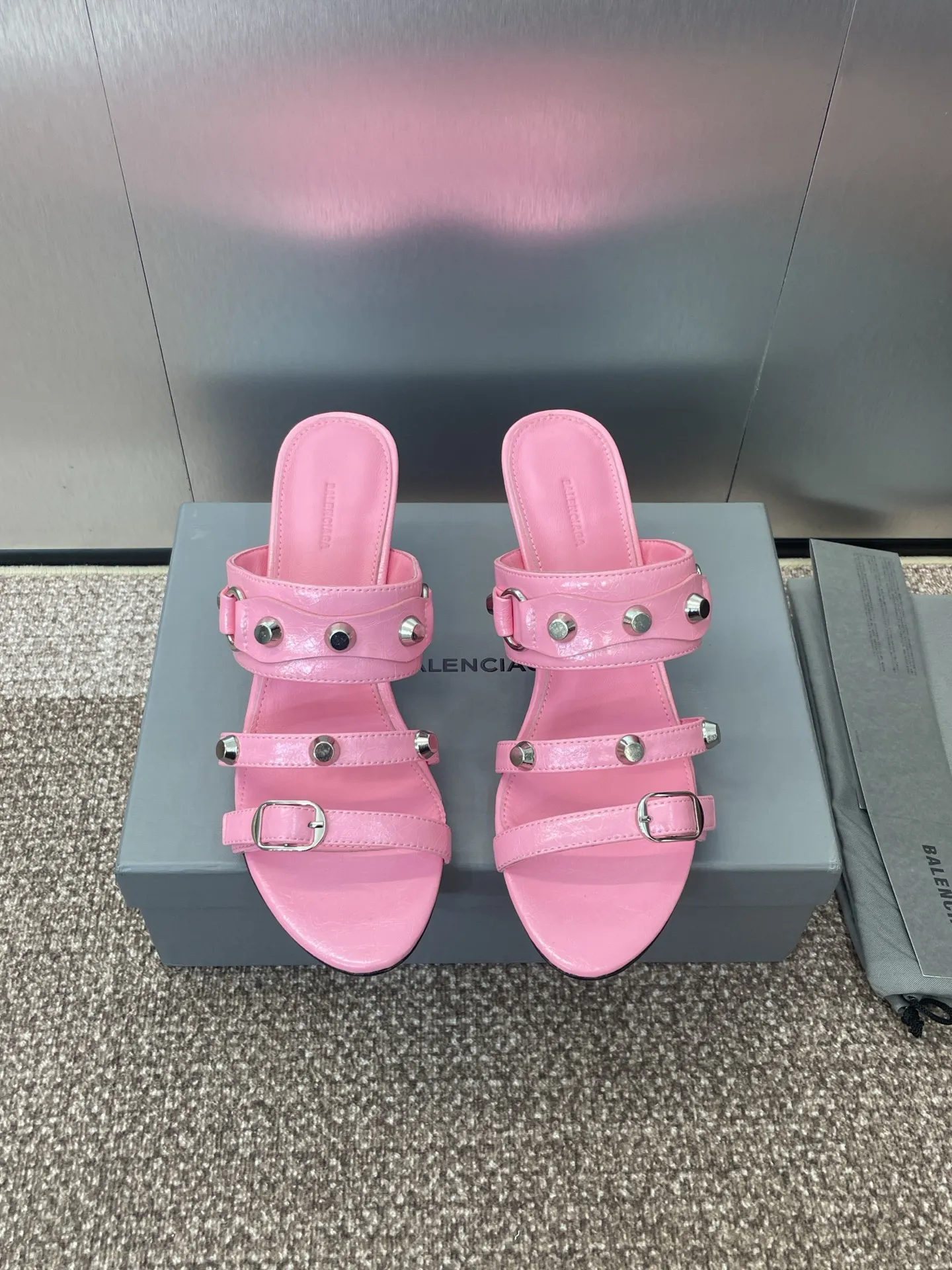 Balenciaga ピンクリベットデザインサンダル