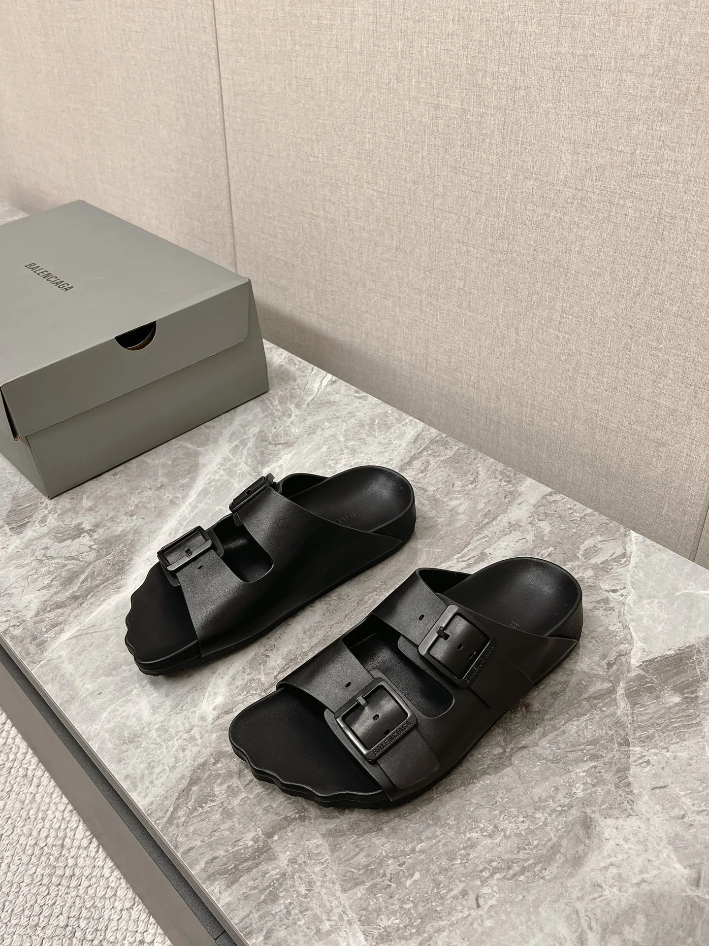 BALENCIAGA黒色ビーチサンダル新作