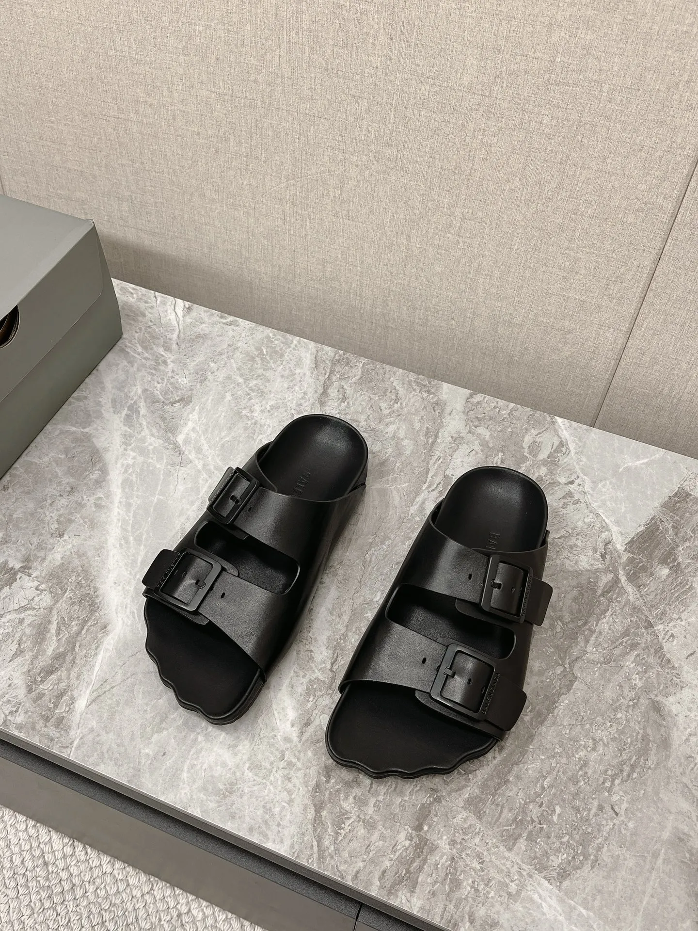 BALENCIAGA黒色ビーチサンダル新作 - 画像 (4)
