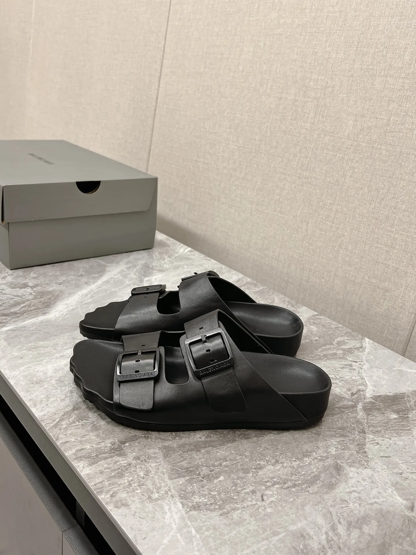 BALENCIAGA黒色ビーチサンダル新作 - 画像 (5)