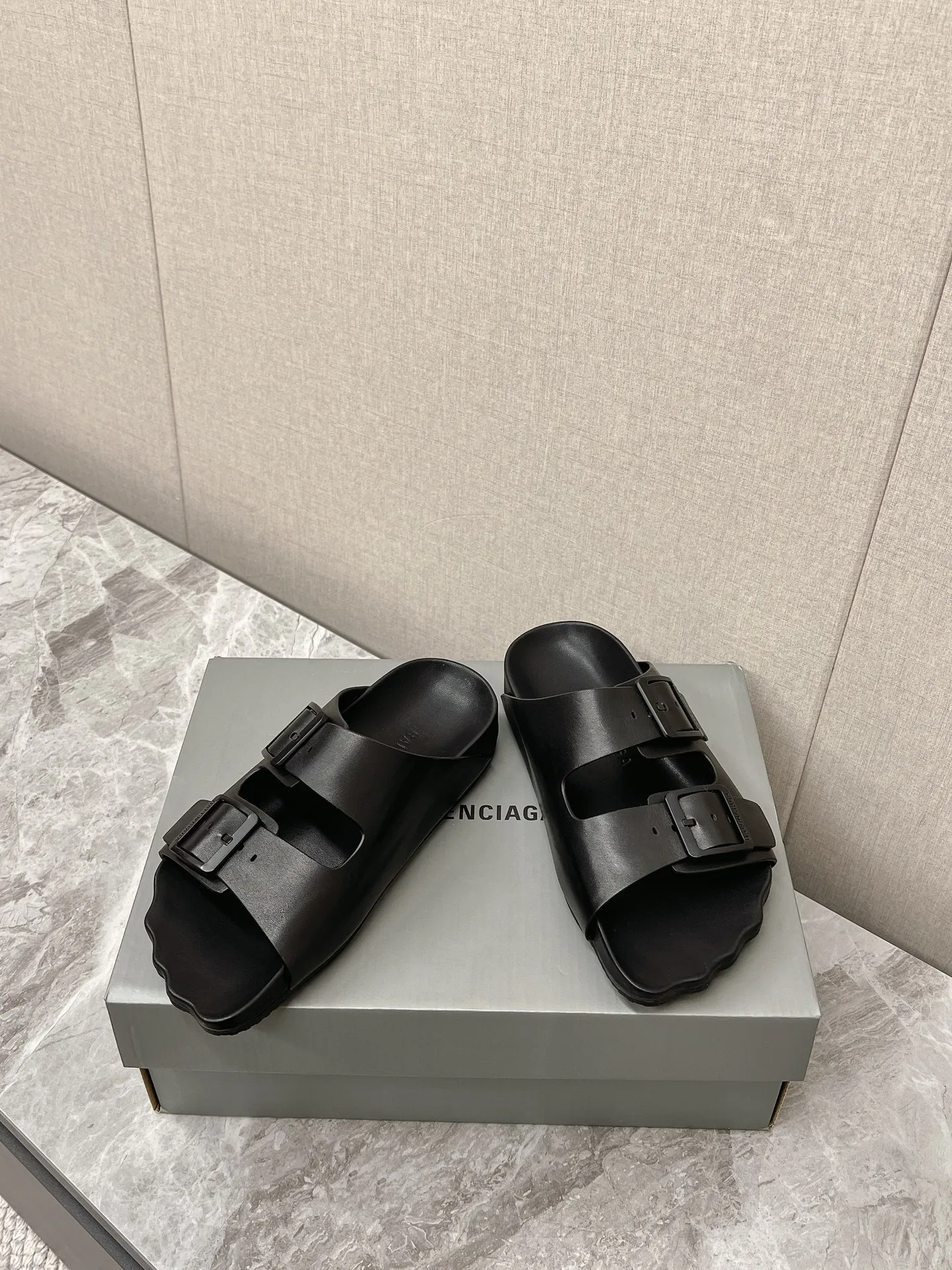 BALENCIAGA黒色ビーチサンダル新作 - 画像 (6)