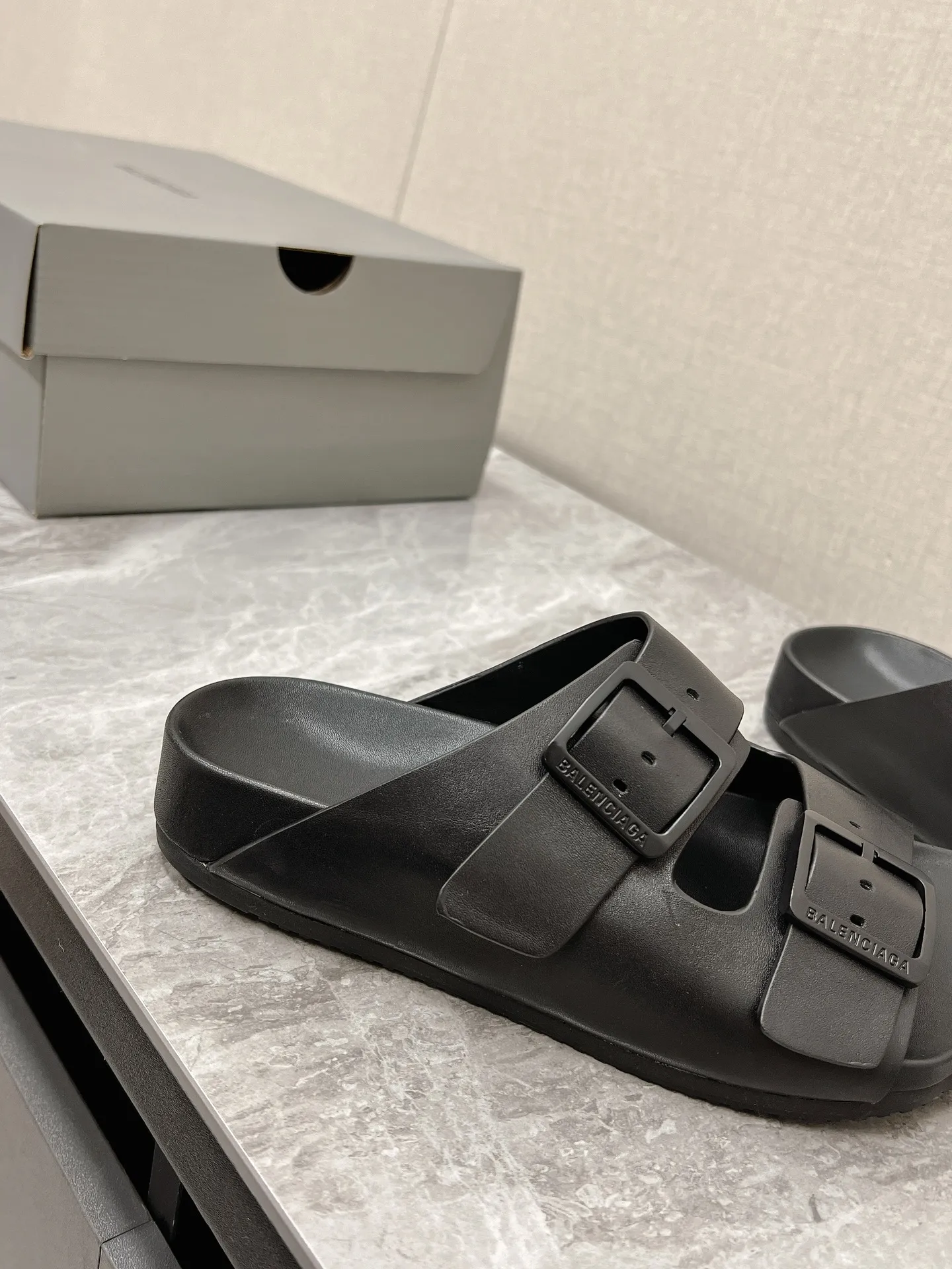 BALENCIAGA黒色ビーチサンダル新作 - 画像 (8)