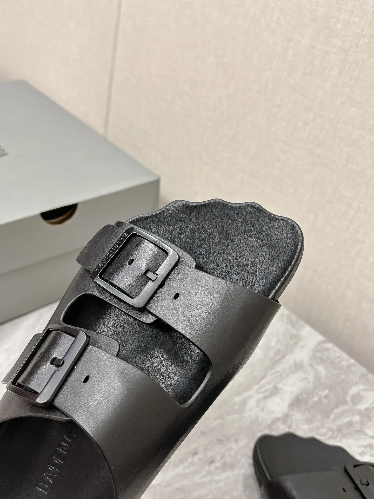 BALENCIAGA黒色ビーチサンダル新作 - 画像 (9)