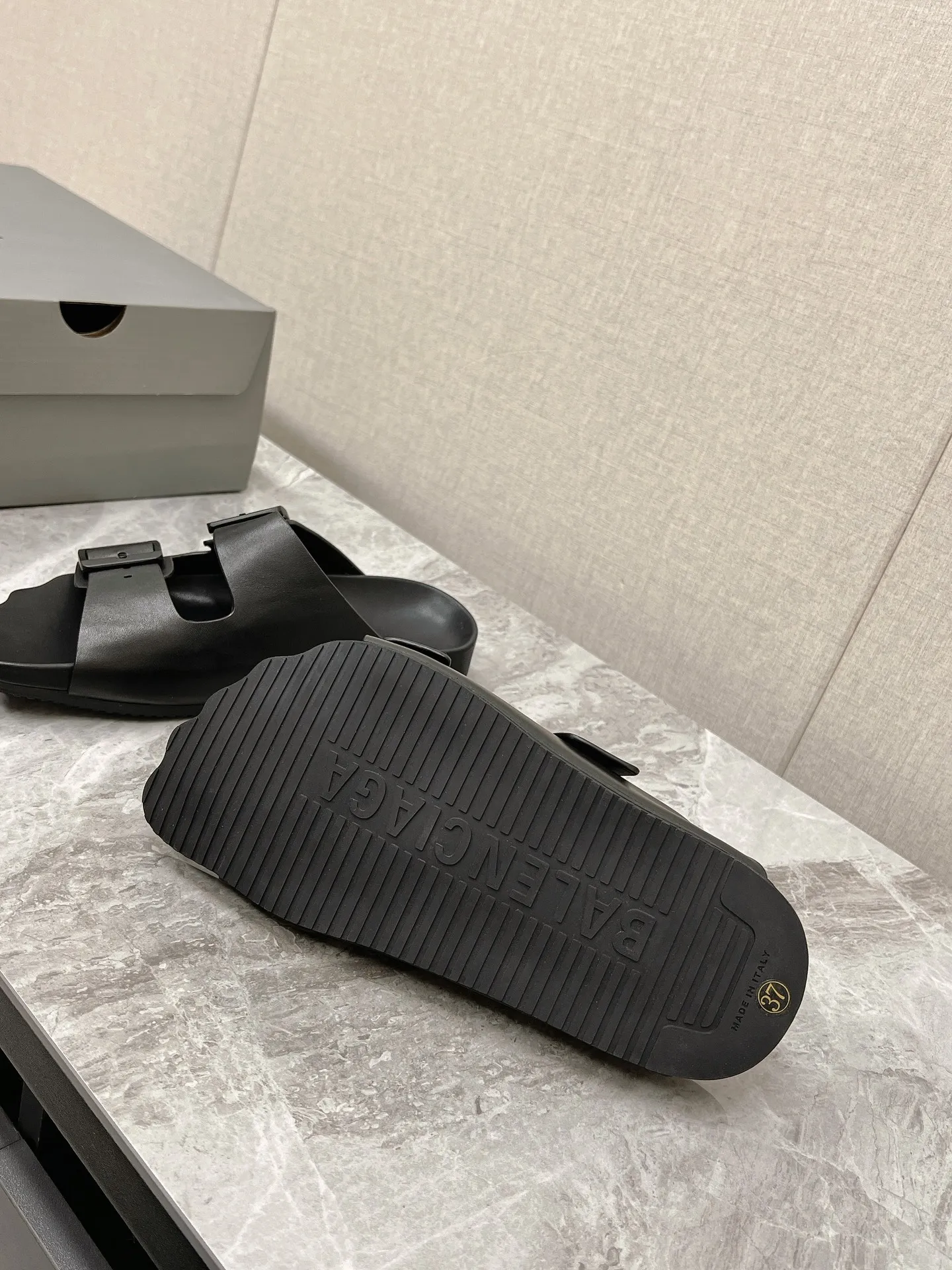 BALENCIAGA黒色ビーチサンダル新作 - 画像 (10)