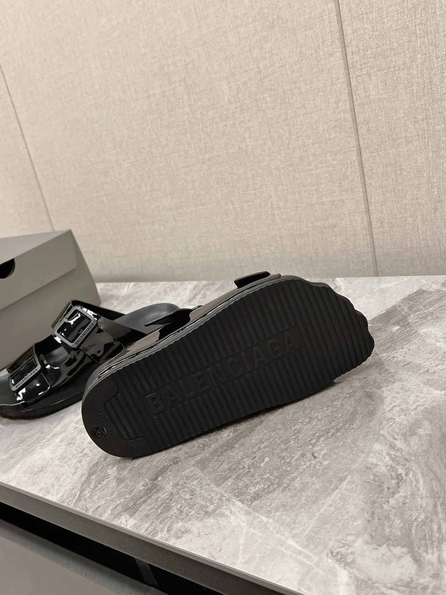 BALENCIAGA ブラック 五指ミュールスリッパ - 画像 (10)