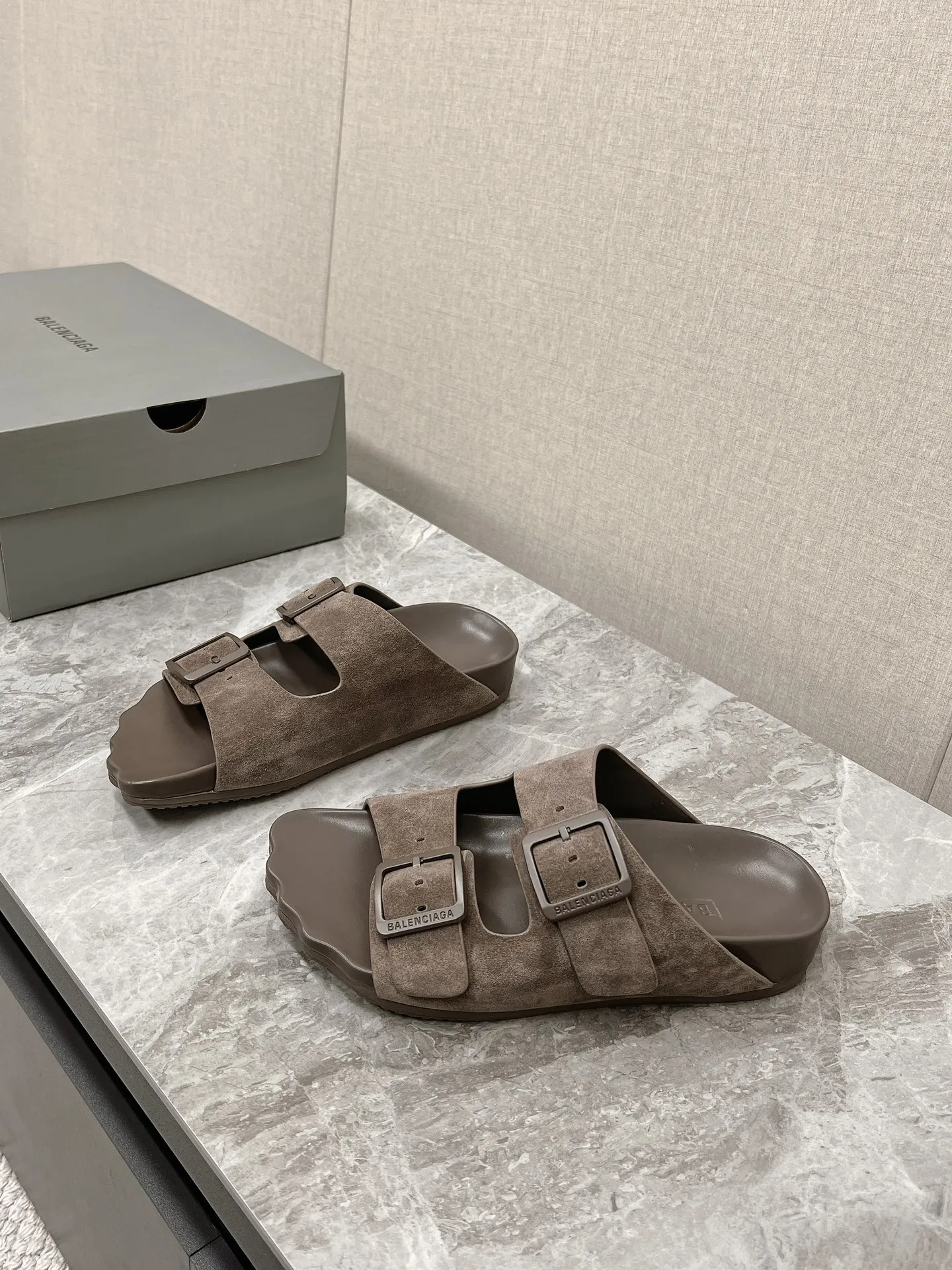 BALENCIAGA Sunday Suede Mule 茶色フラットスリッパ - 画像 (3)