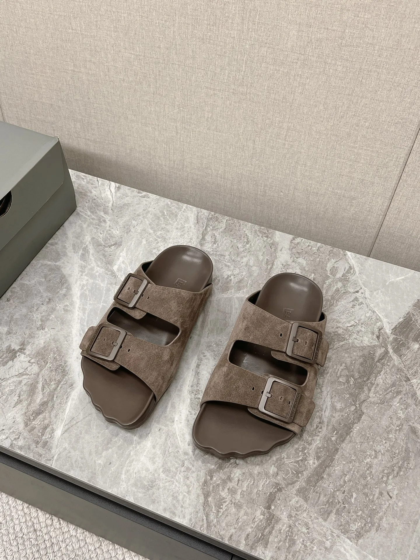 BALENCIAGA Sunday Suede Mule 茶色フラットスリッパ - 画像 (4)