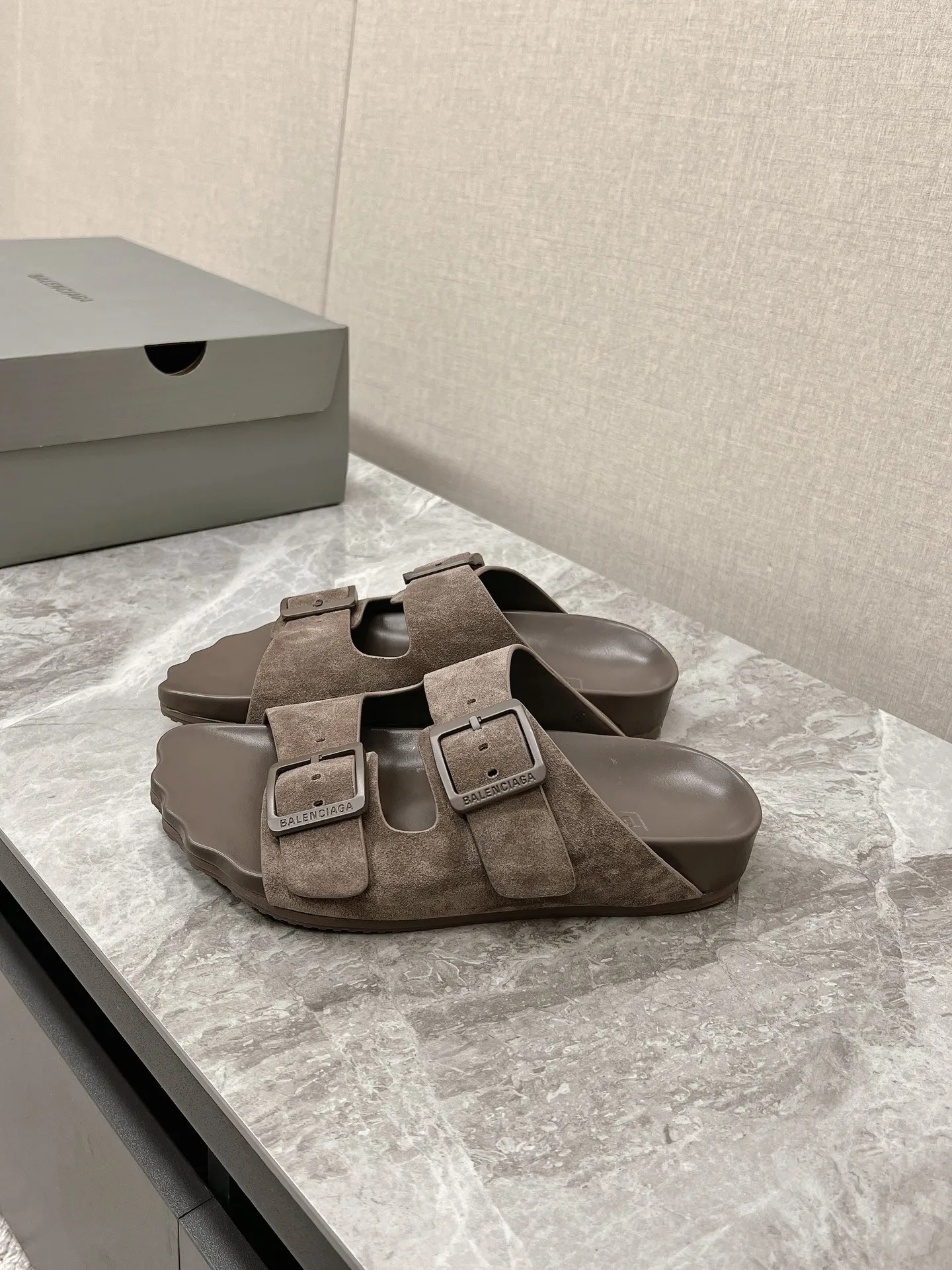 BALENCIAGA Sunday Suede Mule 茶色フラットスリッパ - 画像 (5)