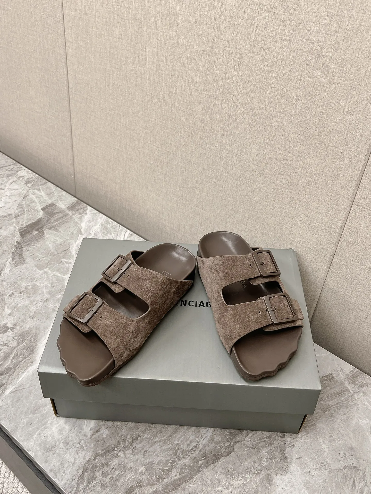 BALENCIAGA Sunday Suede Mule 茶色フラットスリッパ - 画像 (6)