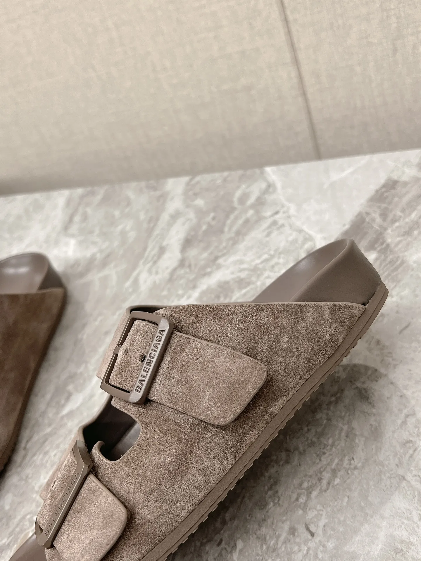 BALENCIAGA Sunday Suede Mule 茶色フラットスリッパ - 画像 (9)