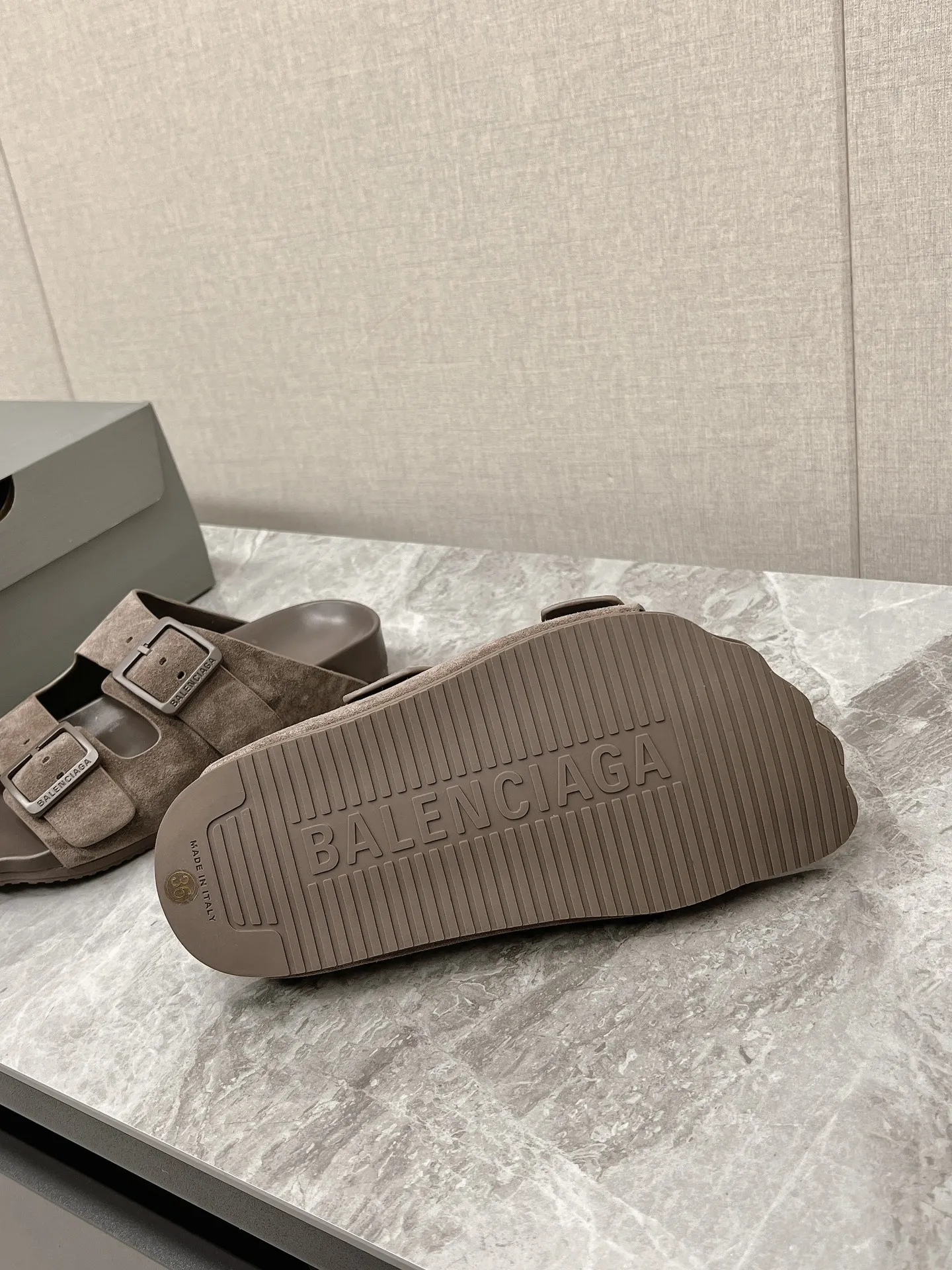BALENCIAGA Sunday Suede Mule 茶色フラットスリッパ - 画像 (10)