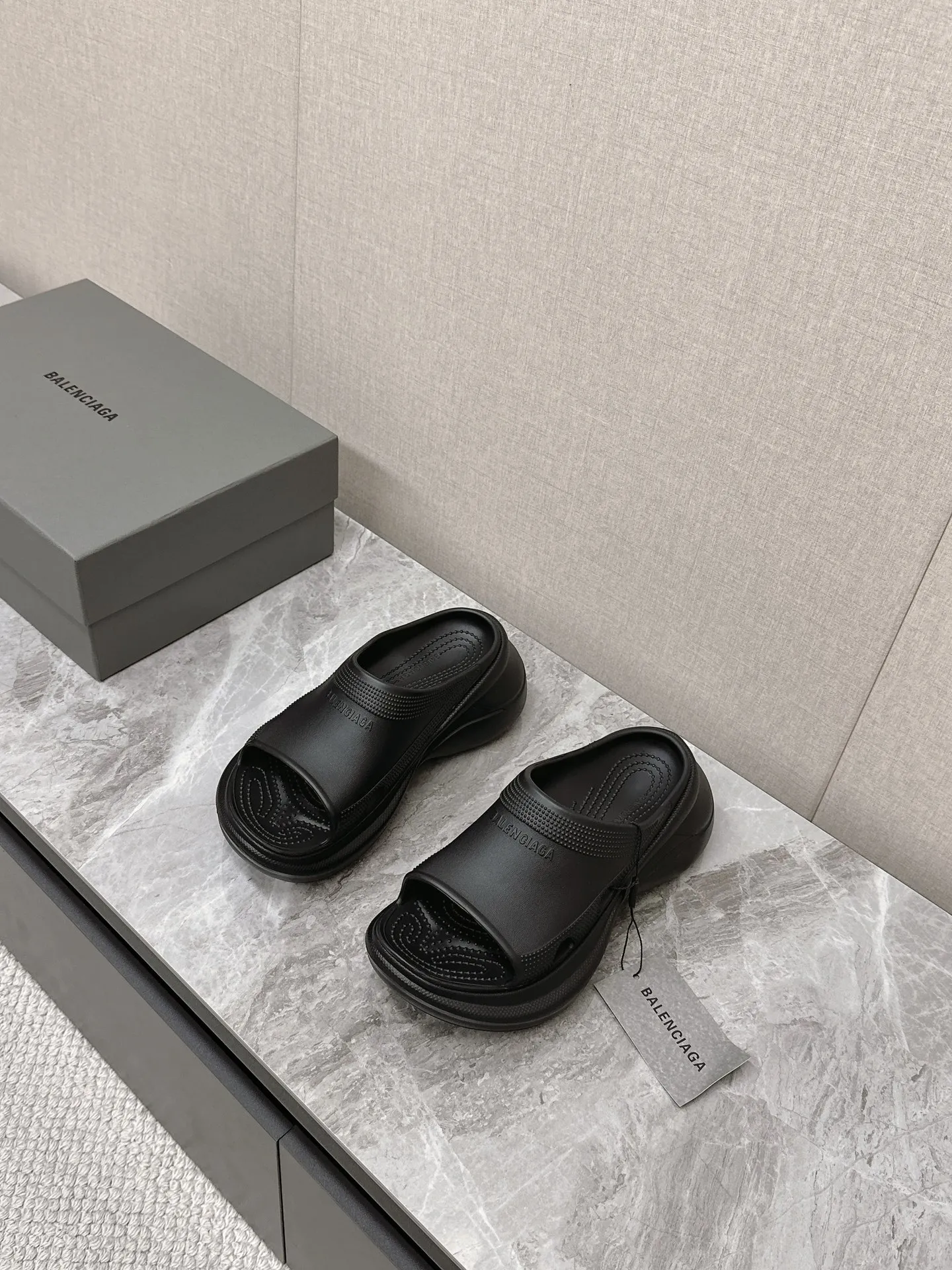 BALENCIAGA ブラック ファッション ビーチサンダル