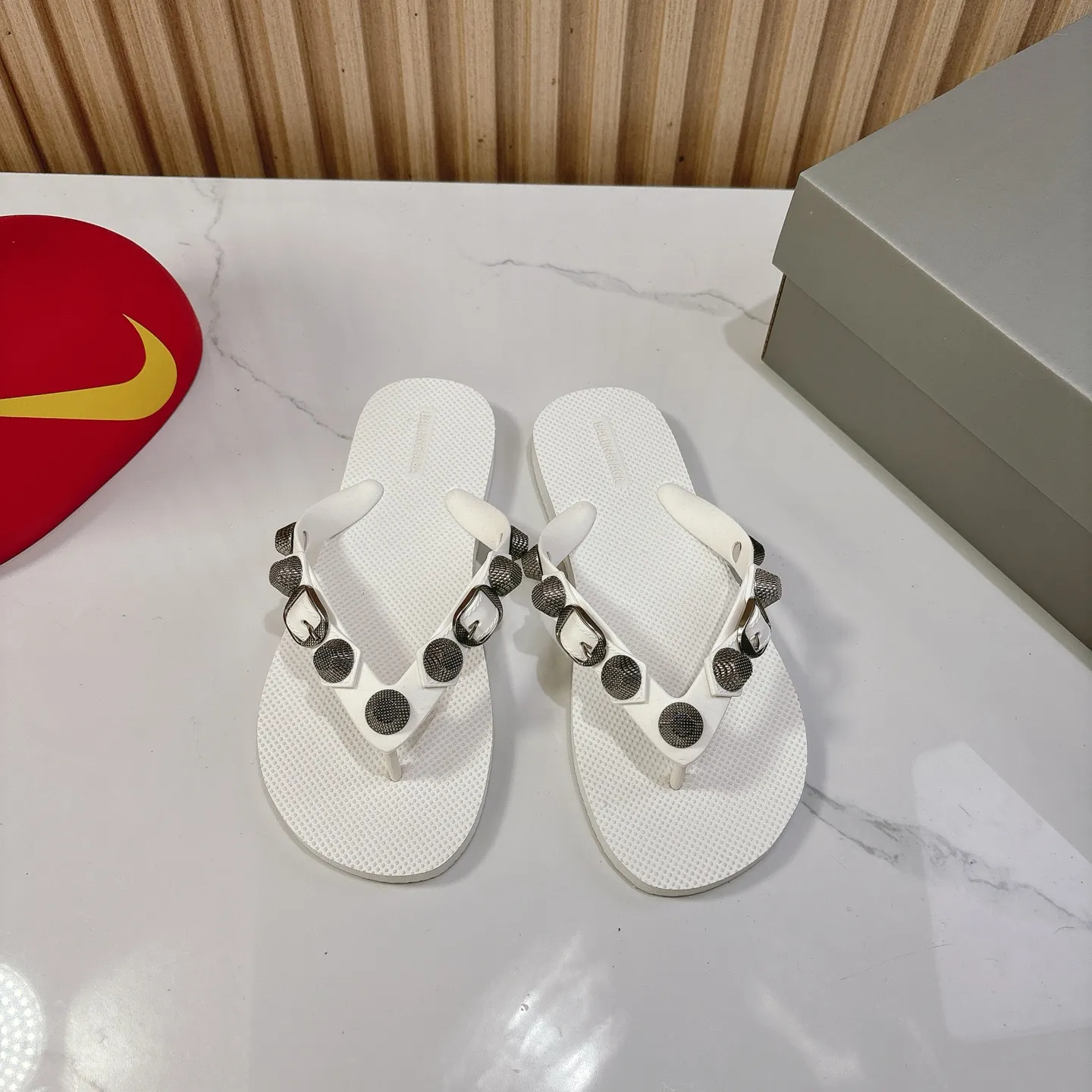 Balenciaga 25ss 白リベットビーチサンダル