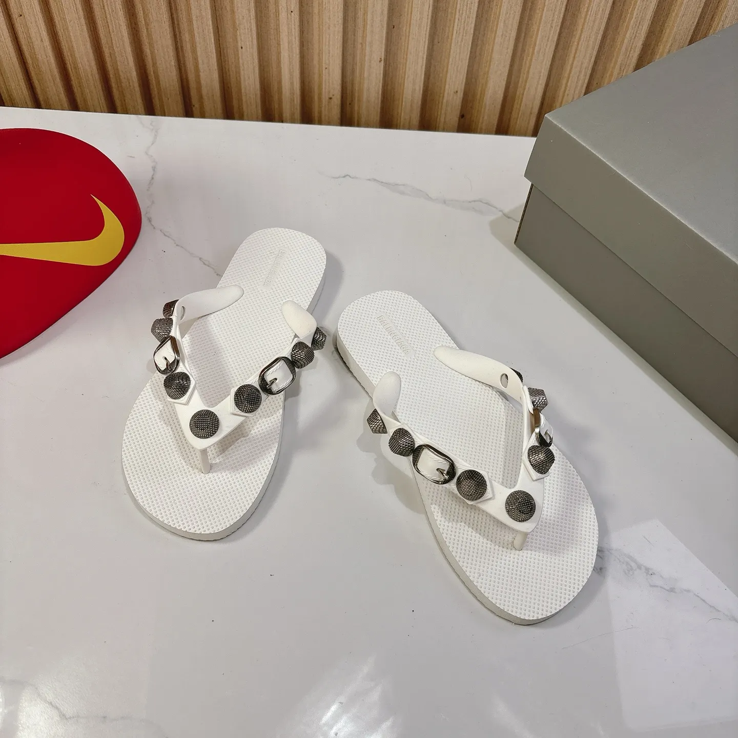 Balenciaga 25ss 白リベットビーチサンダル - 画像 (3)