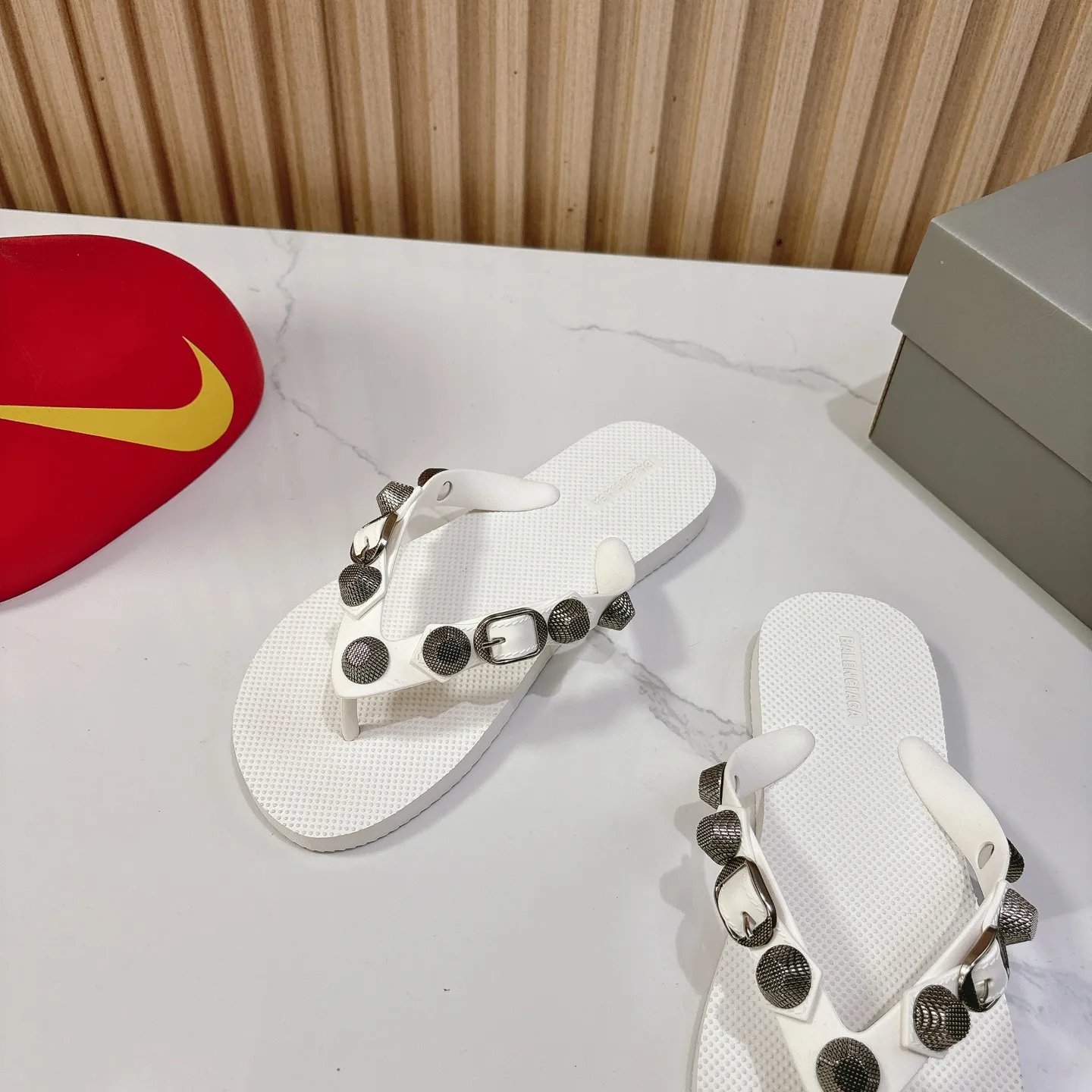 Balenciaga 25ss 白リベットビーチサンダル - 画像 (5)