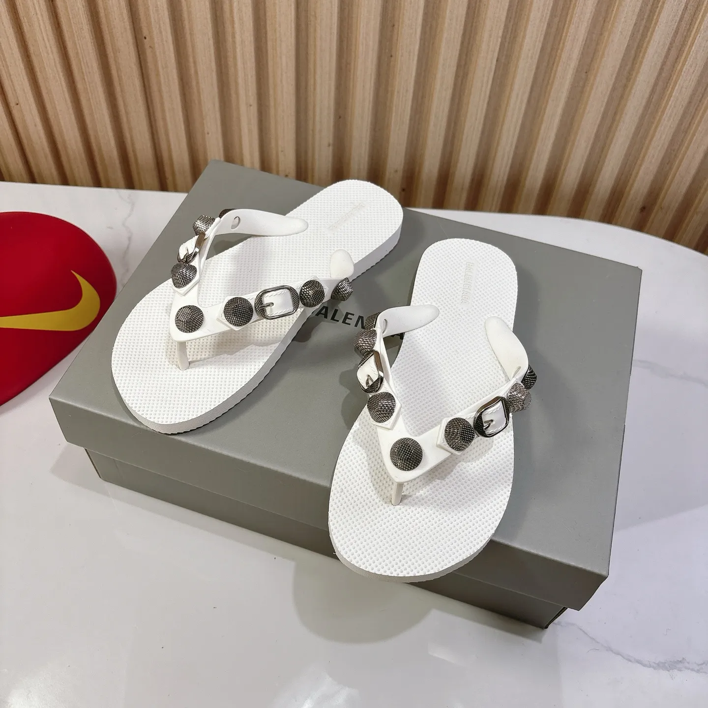 Balenciaga 25ss 白リベットビーチサンダル - 画像 (6)