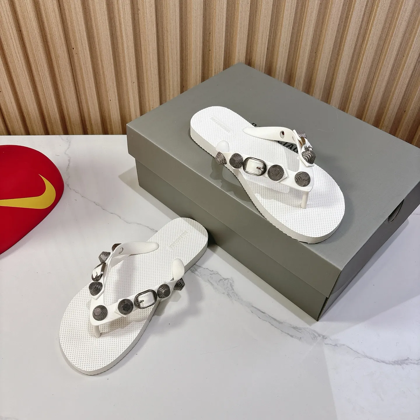 Balenciaga 25ss 白リベットビーチサンダル - 画像 (8)