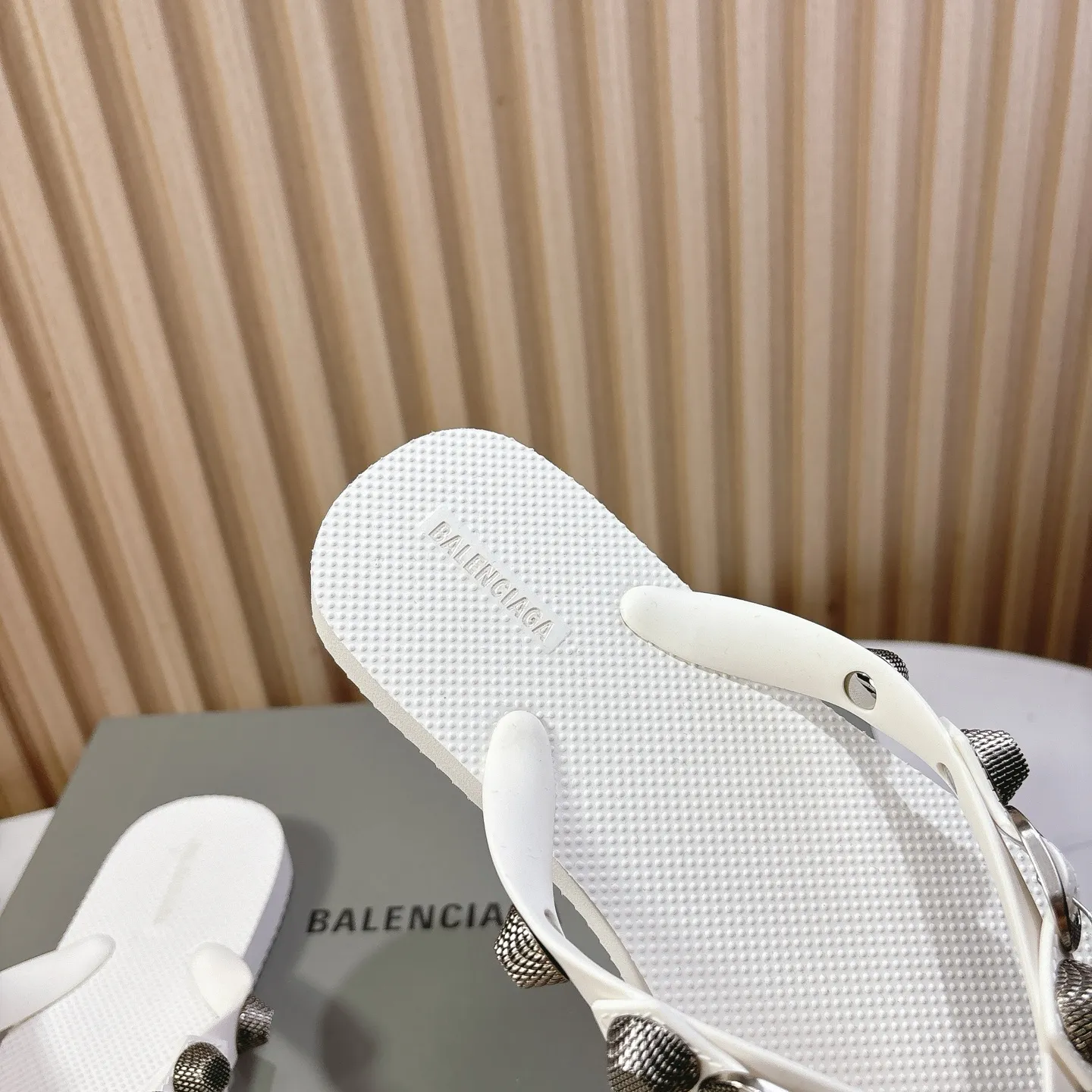 Balenciaga 25ss 白リベットビーチサンダル - 画像 (9)