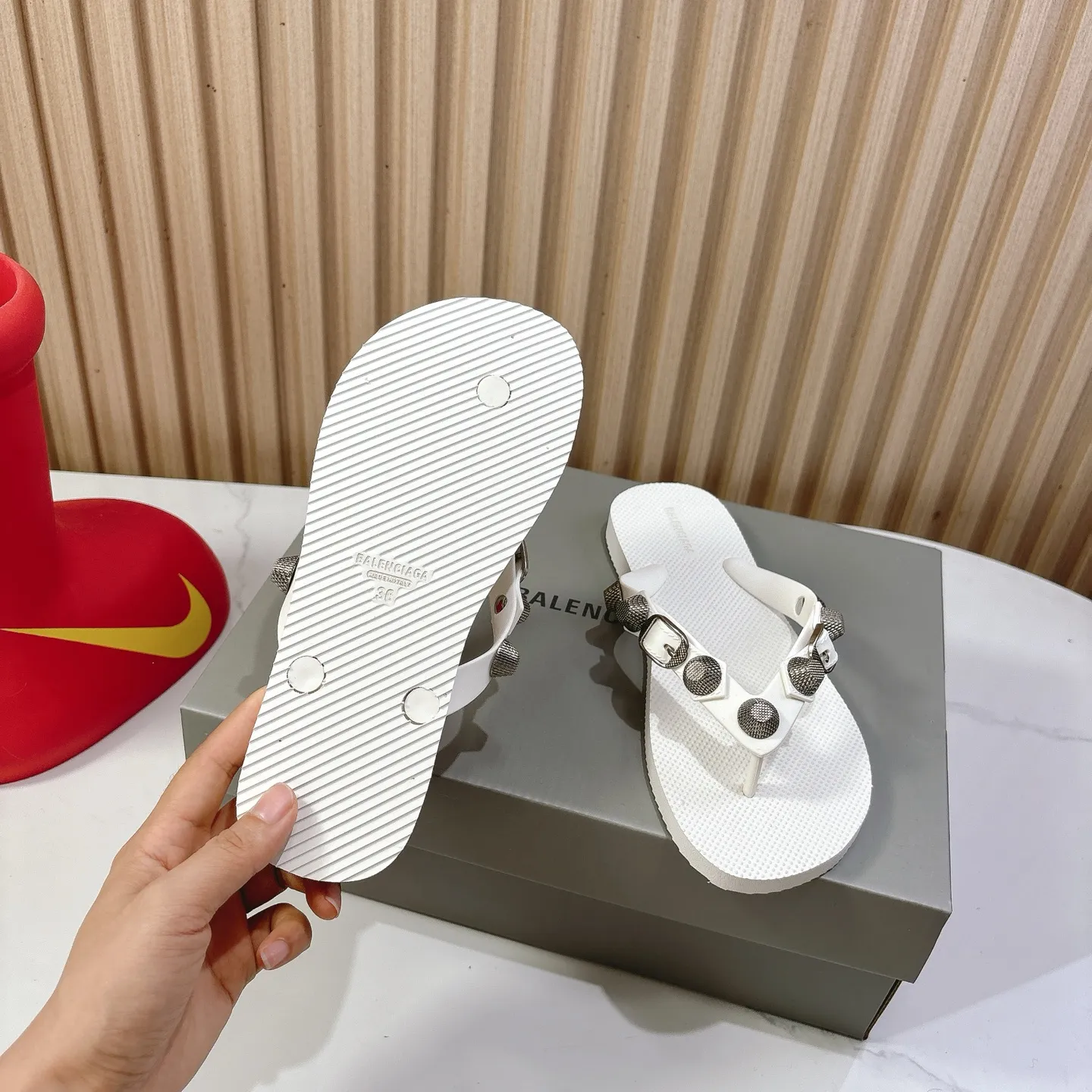 Balenciaga 25ss 白リベットビーチサンダル - 画像 (10)