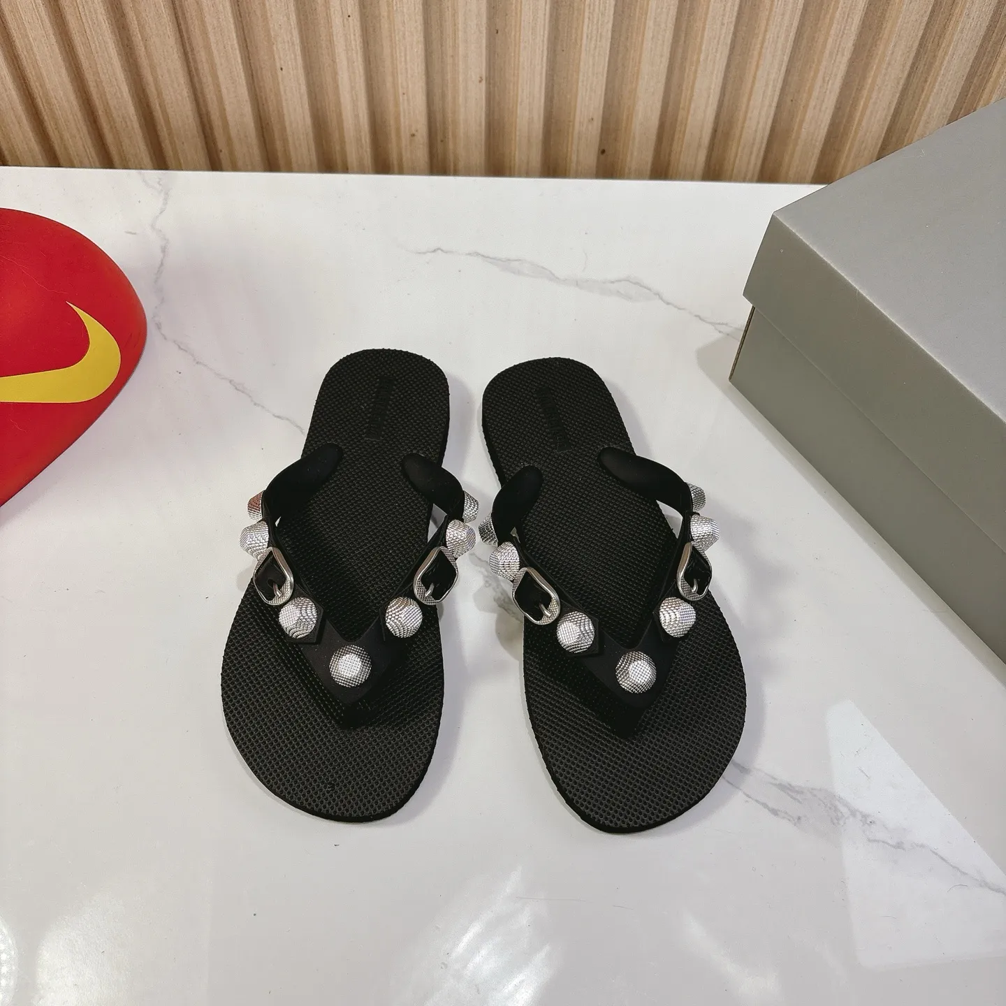 BALENCIAGA ブラック ビーチサンダル imgrc0082852383.jpg
