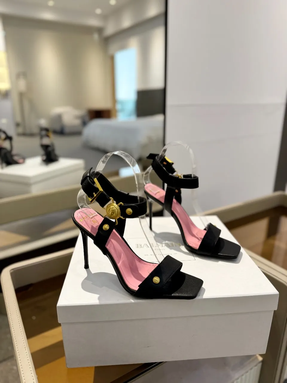 Balmain ブラックピンク中空ハイヒールサンダル2024春夏 - 画像 (3)