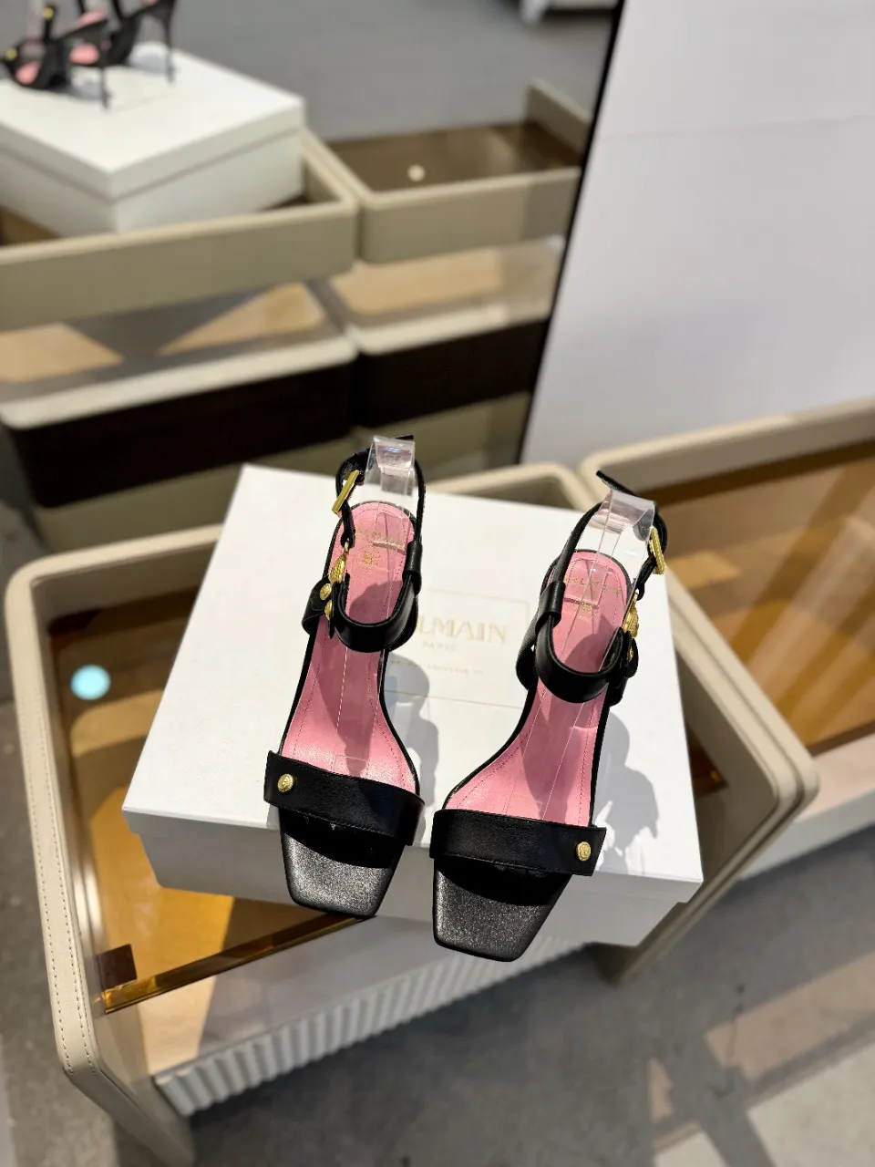 Balmain ブラックピンク中空ハイヒールサンダル2024春夏 - 画像 (4)