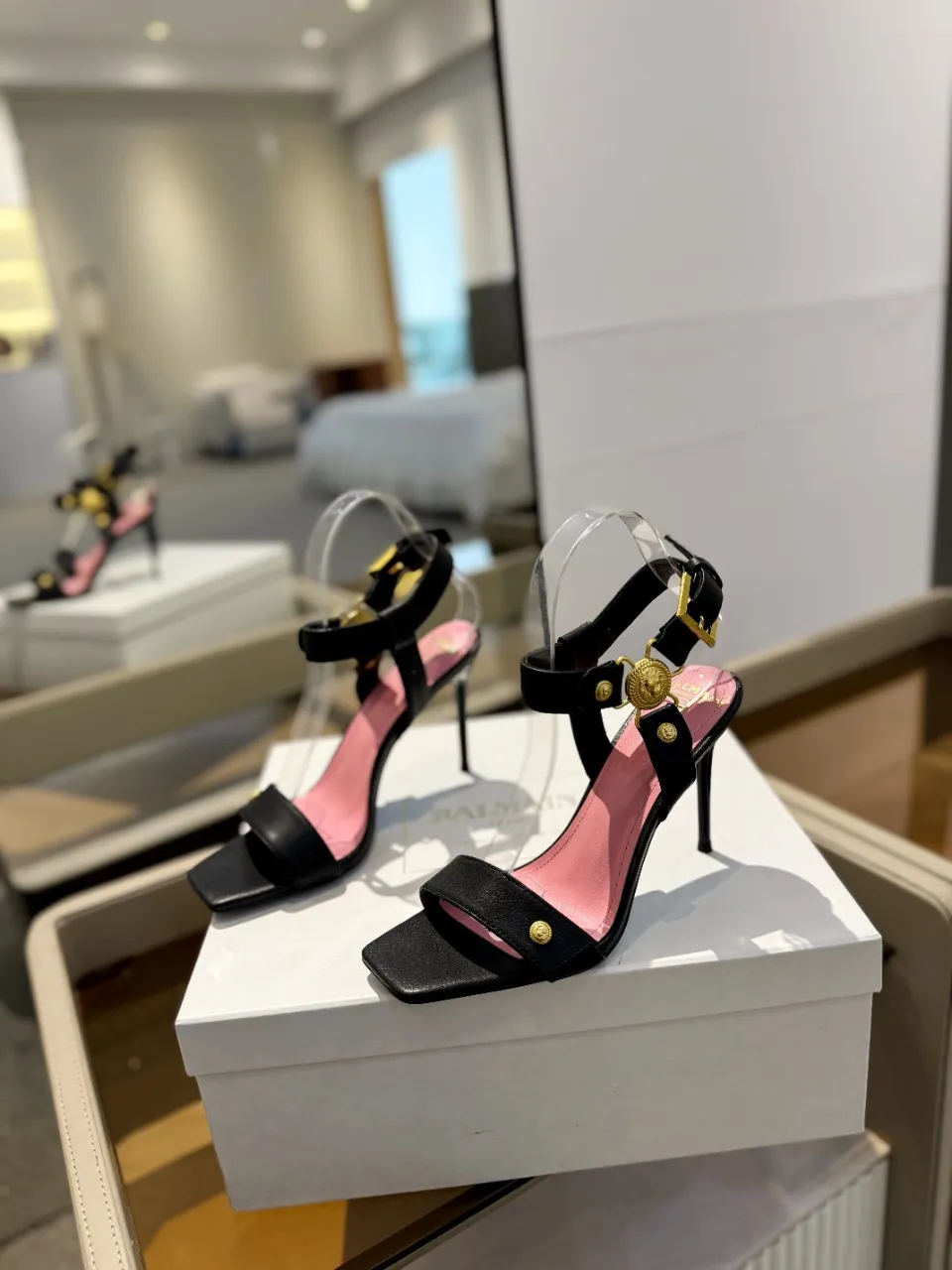 Balmain ブラックピンク中空ハイヒールサンダル2024春夏 - 画像 (5)