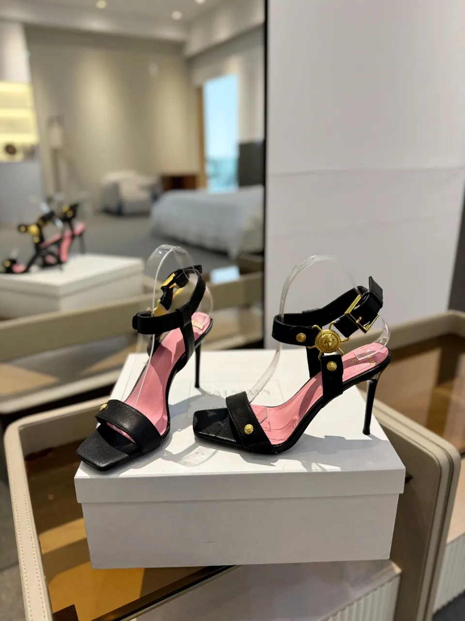 Balmain ブラックピンク中空ハイヒールサンダル2024春夏 - 画像 (6)