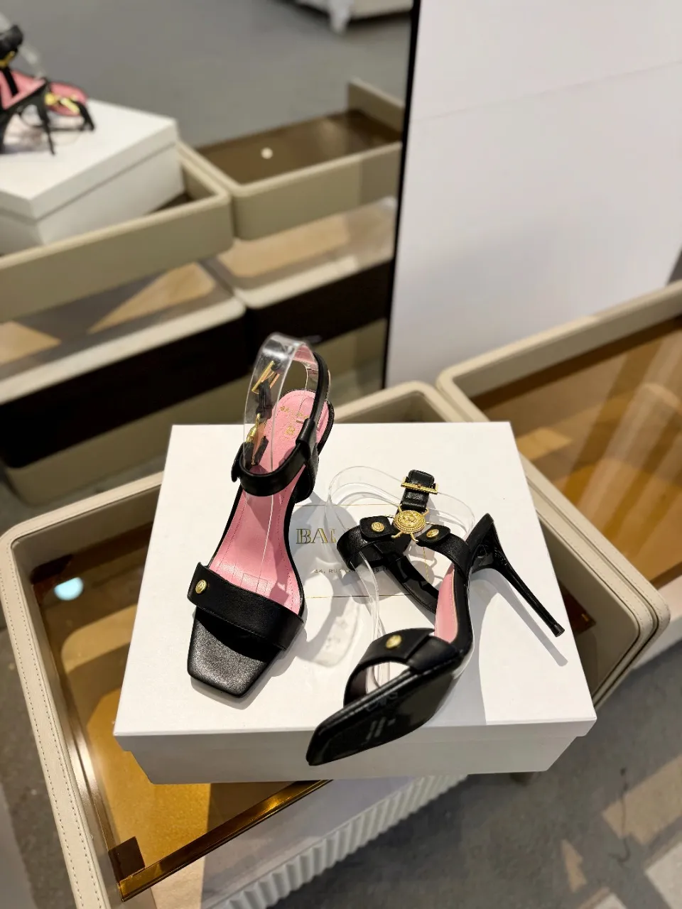 Balmain ブラックピンク中空ハイヒールサンダル2024春夏 - 画像 (7)