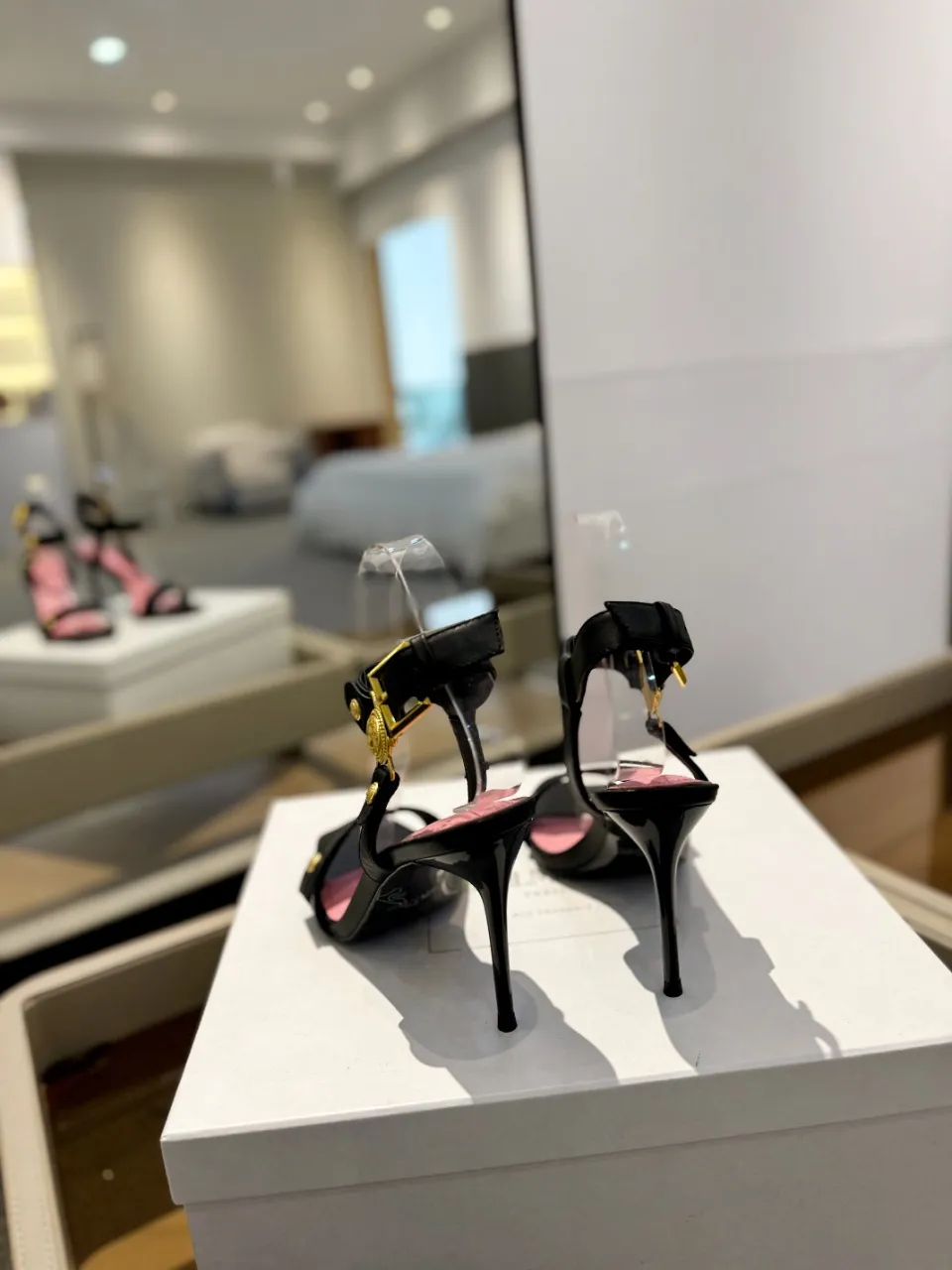 Balmain ブラックピンク中空ハイヒールサンダル2024春夏 - 画像 (8)