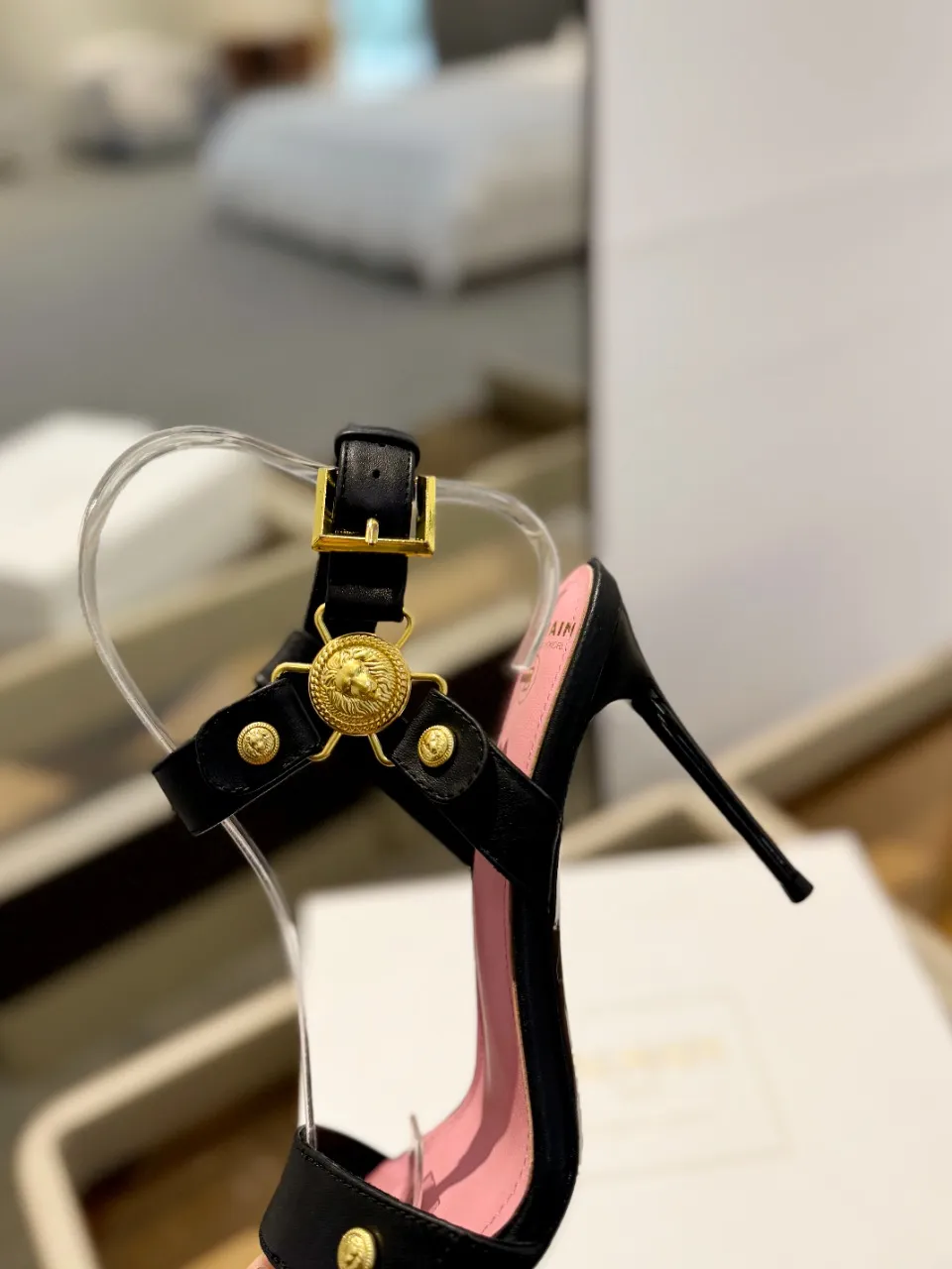 Balmain ブラックピンク中空ハイヒールサンダル2024春夏 - 画像 (9)