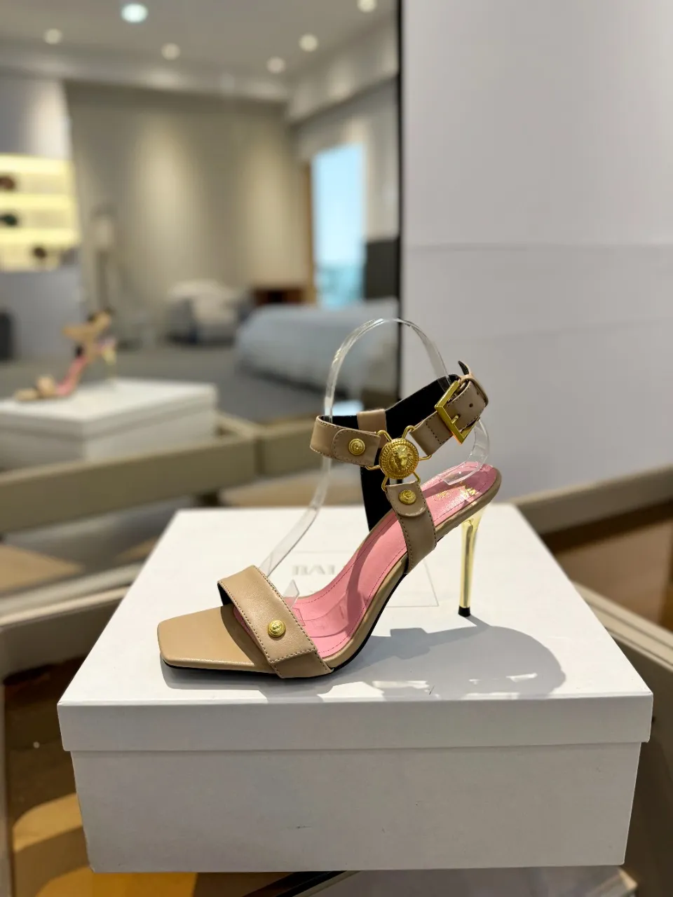 Balmain ピンク金属バックルハイヒールサンダル
