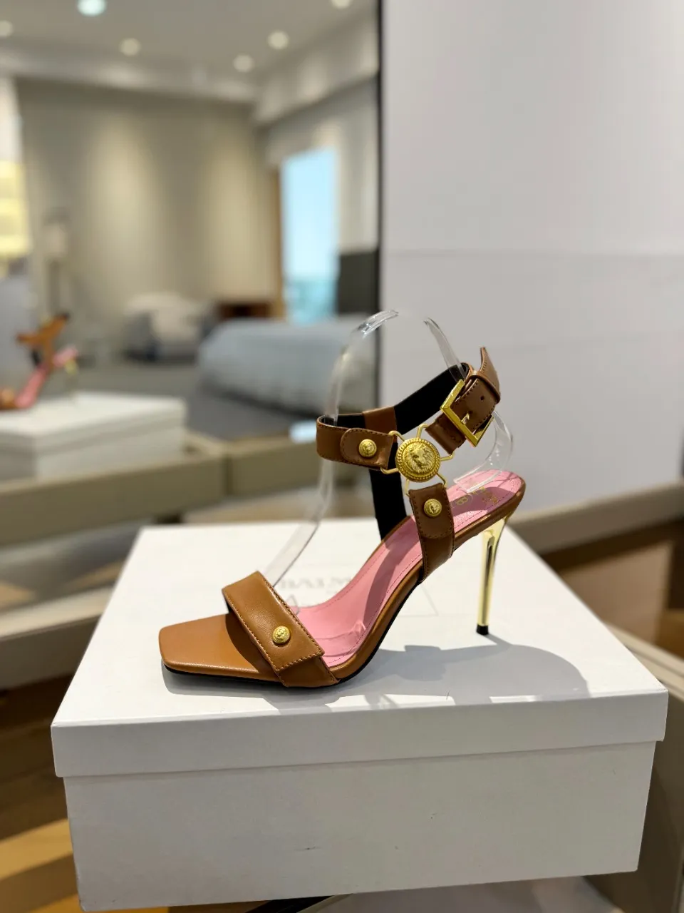Balmain 2024春夏金属バックル中空ハイヒールサンダル 茶色