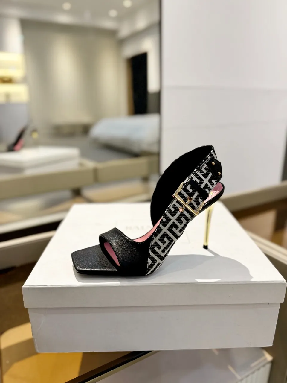 Balmain ブラック金属バックルハイヒールサンダル