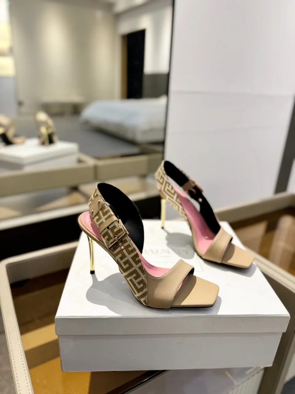 Balmain 2025春夏金属バックルハイヒールサンダルベージュ - 画像 (3)