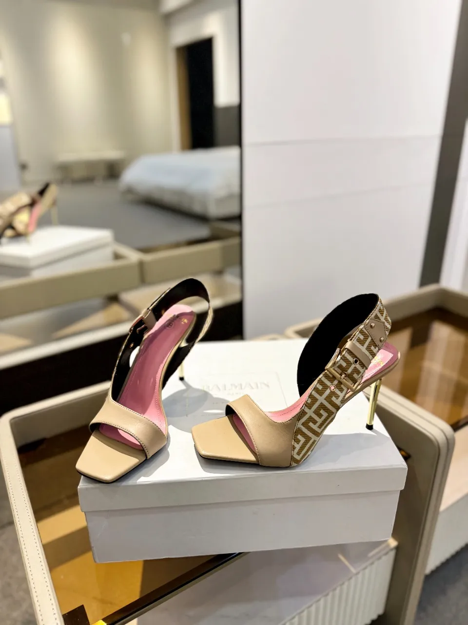 Balmain 2025春夏金属バックルハイヒールサンダルベージュ - 画像 (4)