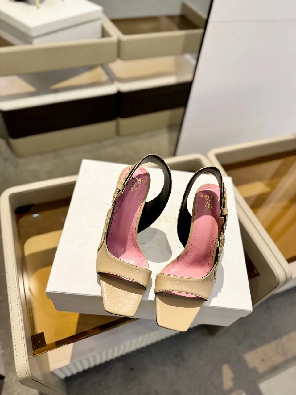 Balmain 2025春夏金属バックルハイヒールサンダルベージュ - 画像 (5)