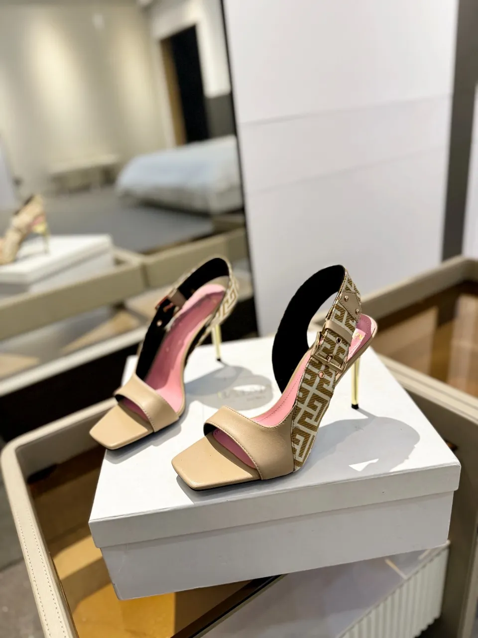 Balmain 2025春夏金属バックルハイヒールサンダルベージュ - 画像 (6)