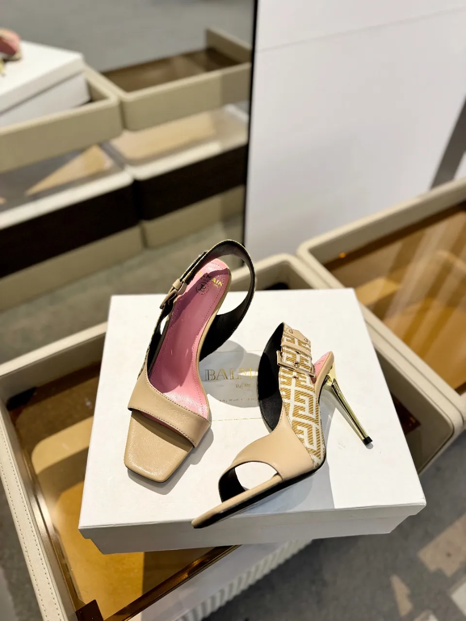 Balmain 2025春夏金属バックルハイヒールサンダルベージュ - 画像 (7)