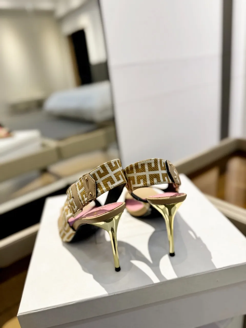 Balmain 2025春夏金属バックルハイヒールサンダルベージュ - 画像 (8)