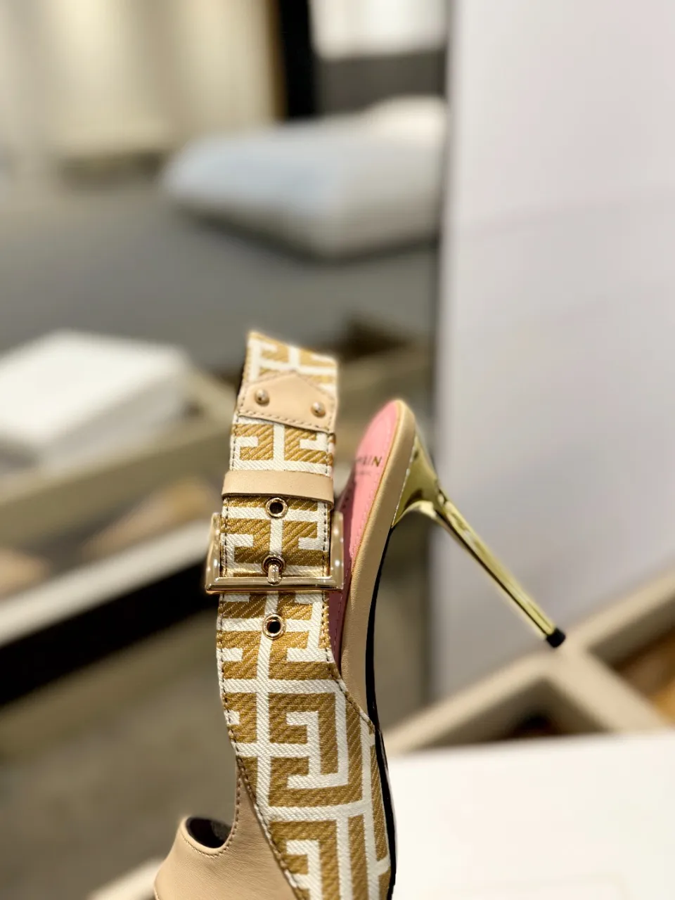 Balmain 2025春夏金属バックルハイヒールサンダルベージュ - 画像 (9)