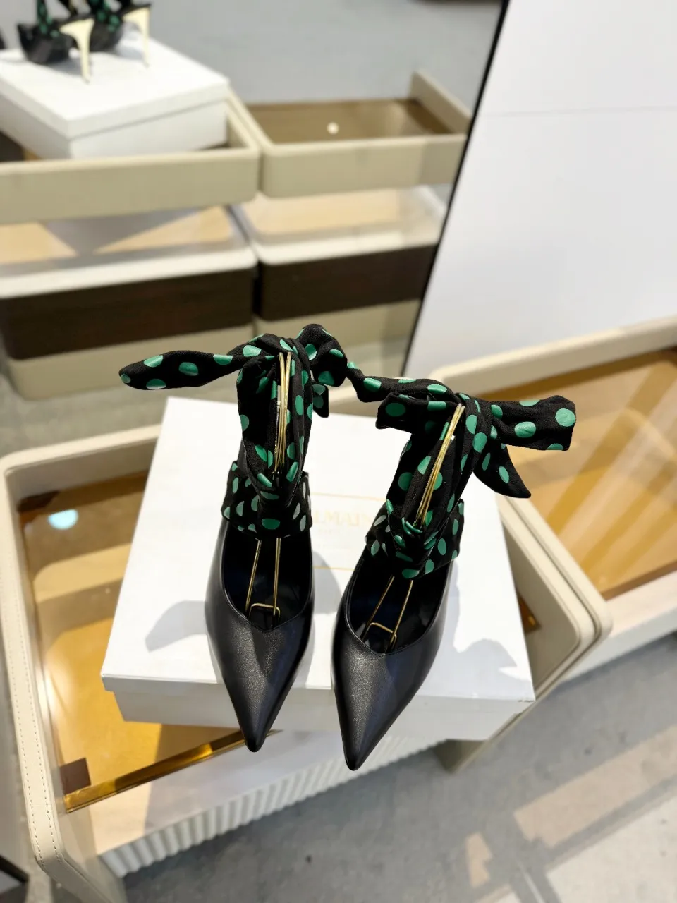 Balmain 2024春夏黒ポルカドットハイヒールスリッパ - 画像 (4)