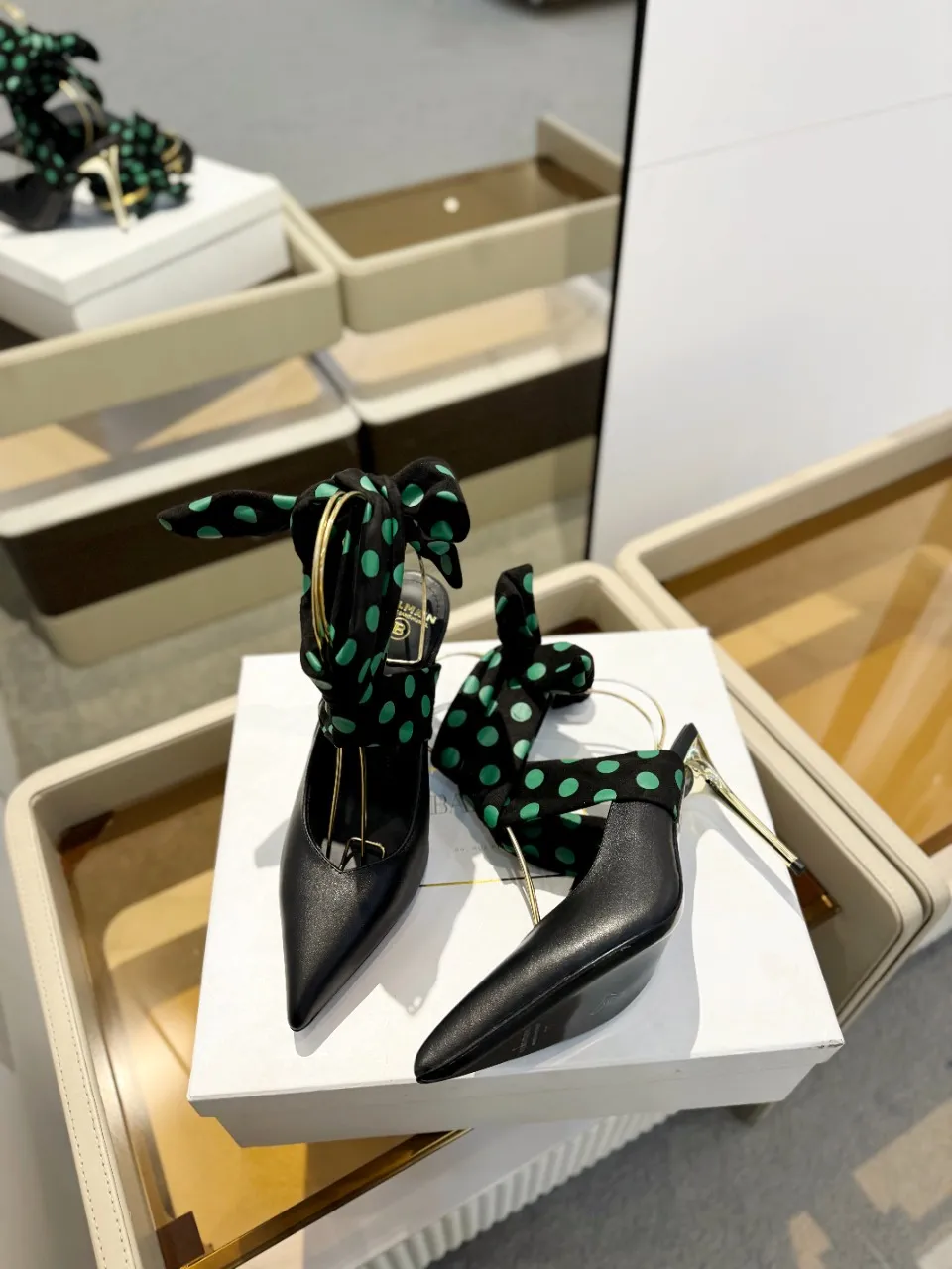 Balmain 2024春夏黒ポルカドットハイヒールスリッパ - 画像 (5)