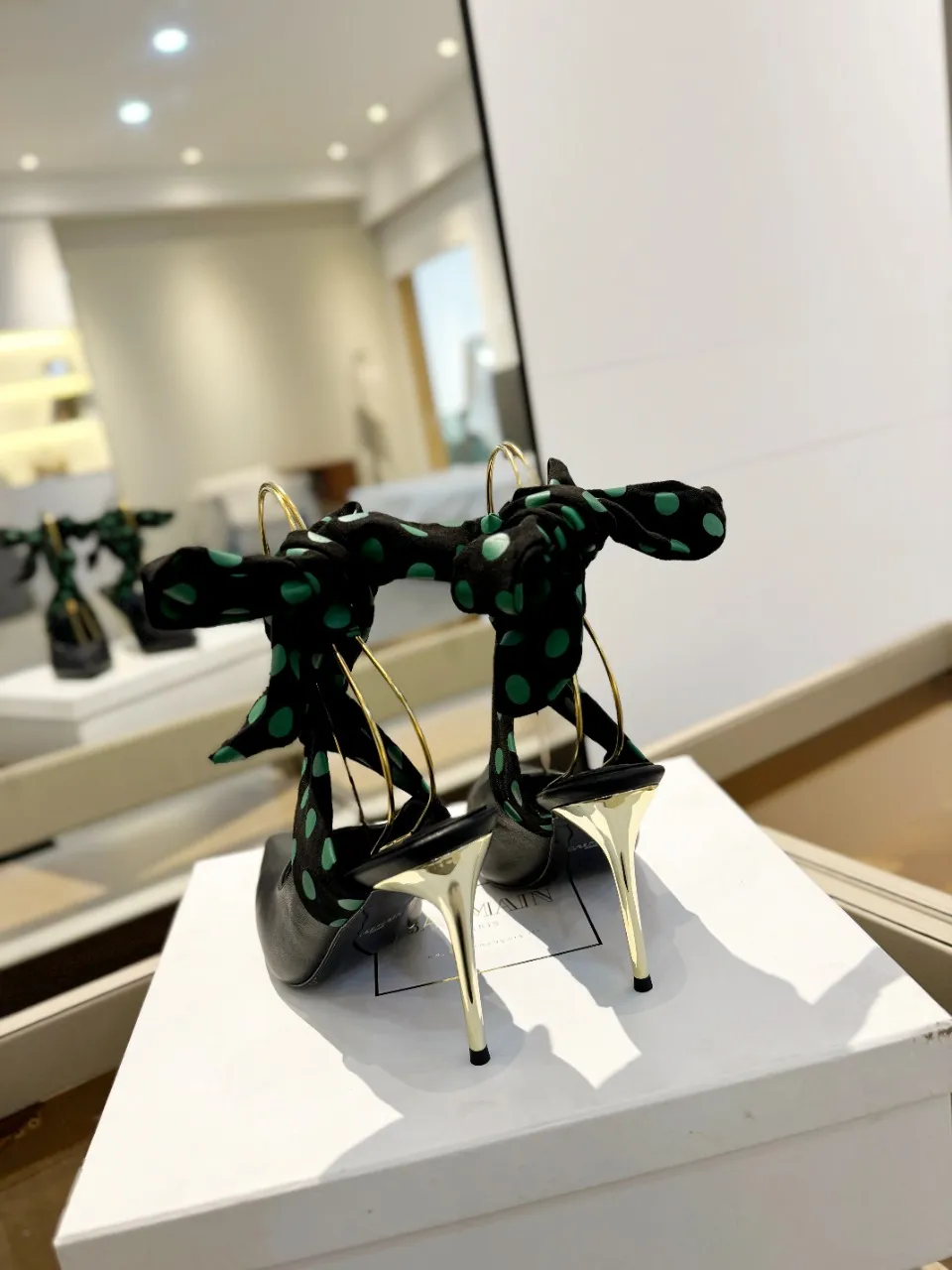 Balmain 2024春夏黒ポルカドットハイヒールスリッパ - 画像 (6)