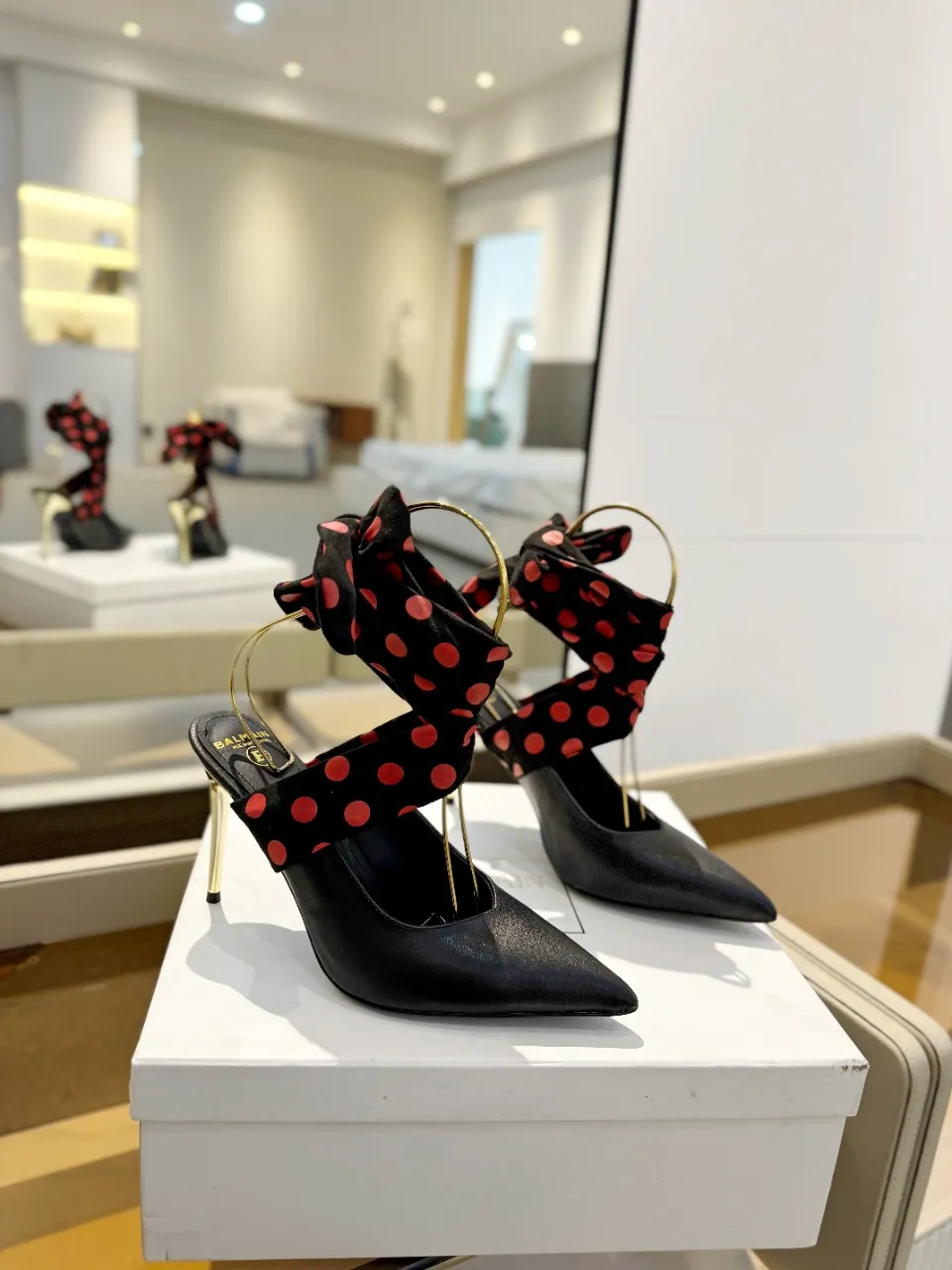 Balmain 2024春夏ポルカドットハイヒールスリッパ黒 - 画像 (3)